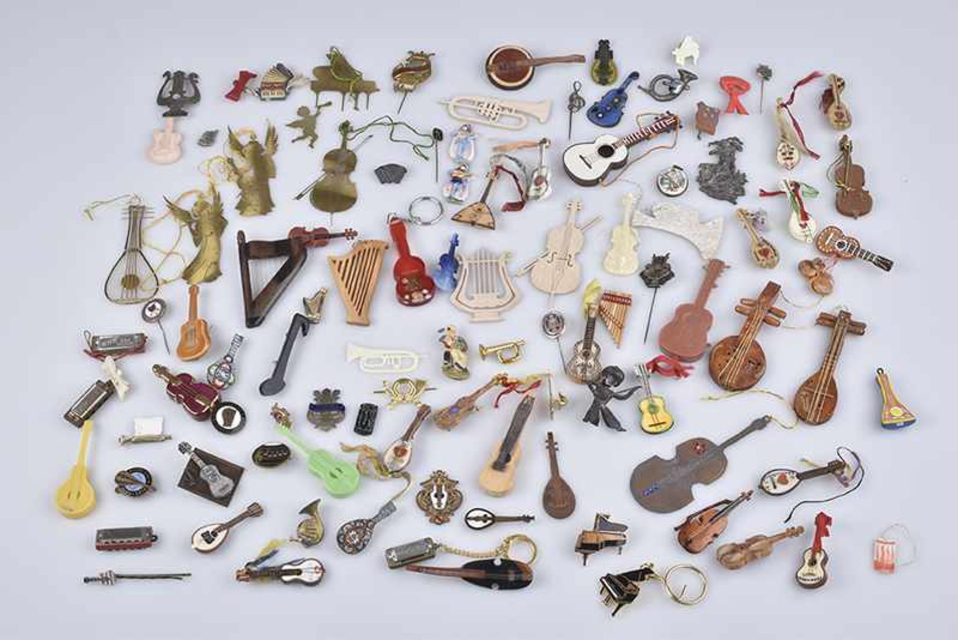 Konv. ca. 100 Teile Anhänger, Pins, Anstecknadeln in Form von Musikinstrumenten, überwiegend Z 2