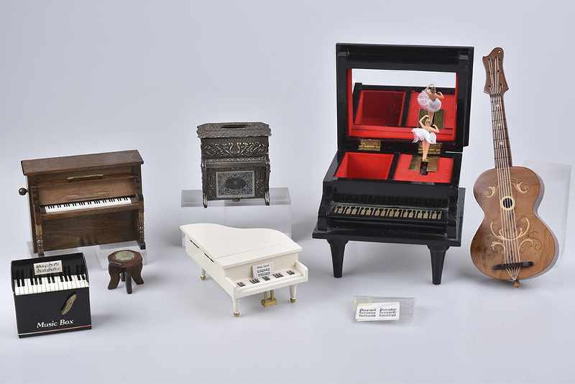 Konv. 6 Spieluhren in Form von Musikinstrumenten, Flügel zum Aufklappen, schwarz, 15x20x13 cm, mit