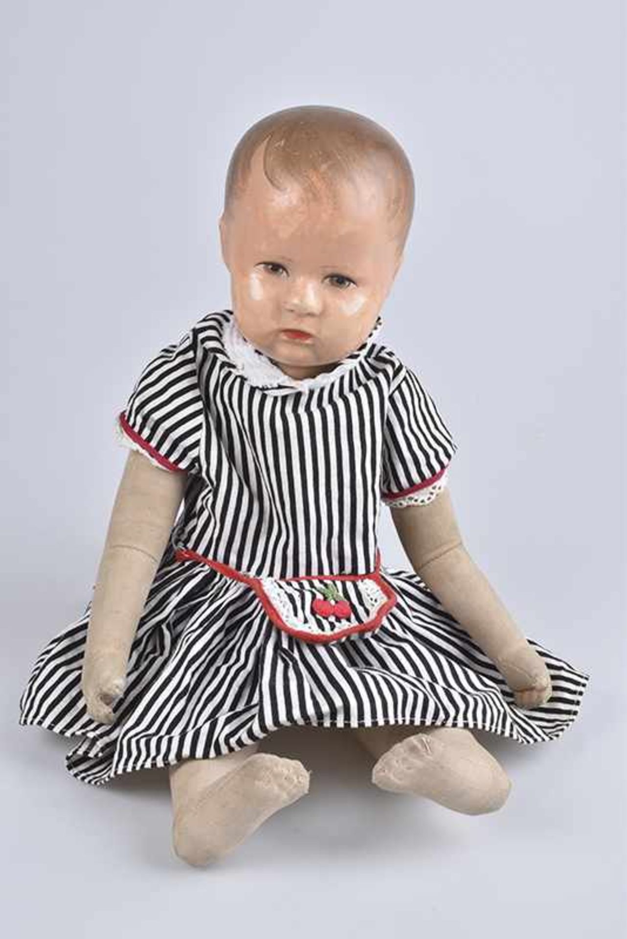 KÄTHE KRUSE Puppe, wohl Typ XII, mit "Hampelchen"-Körper, Kunststoff-Kurbelkopf mit braunen Augen