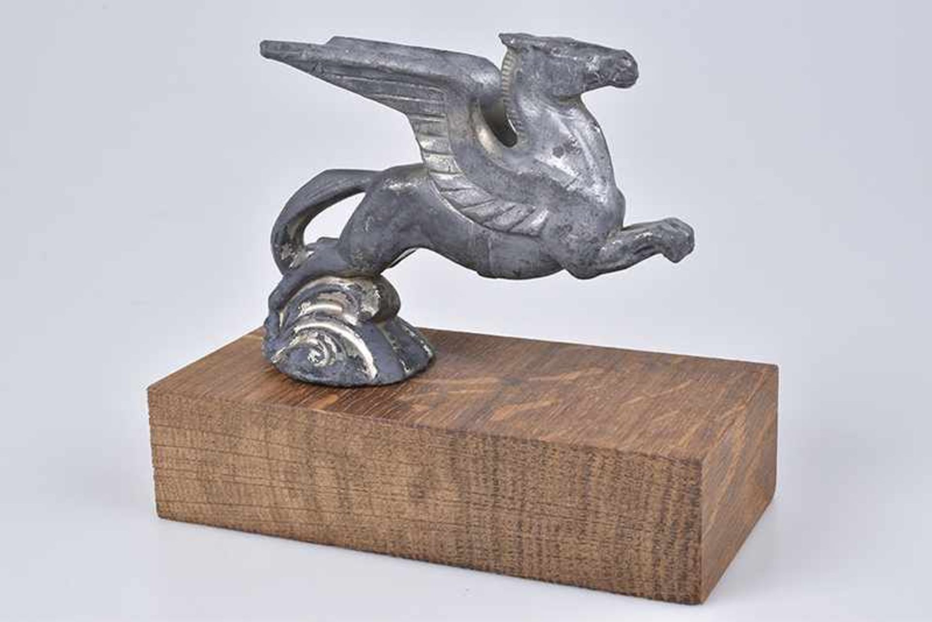 Emblem/ Kühlerfigur/ Car Mascot Pegasus, M. Valentin, Metall, L 13 cm, auf Holzsockel montiert,