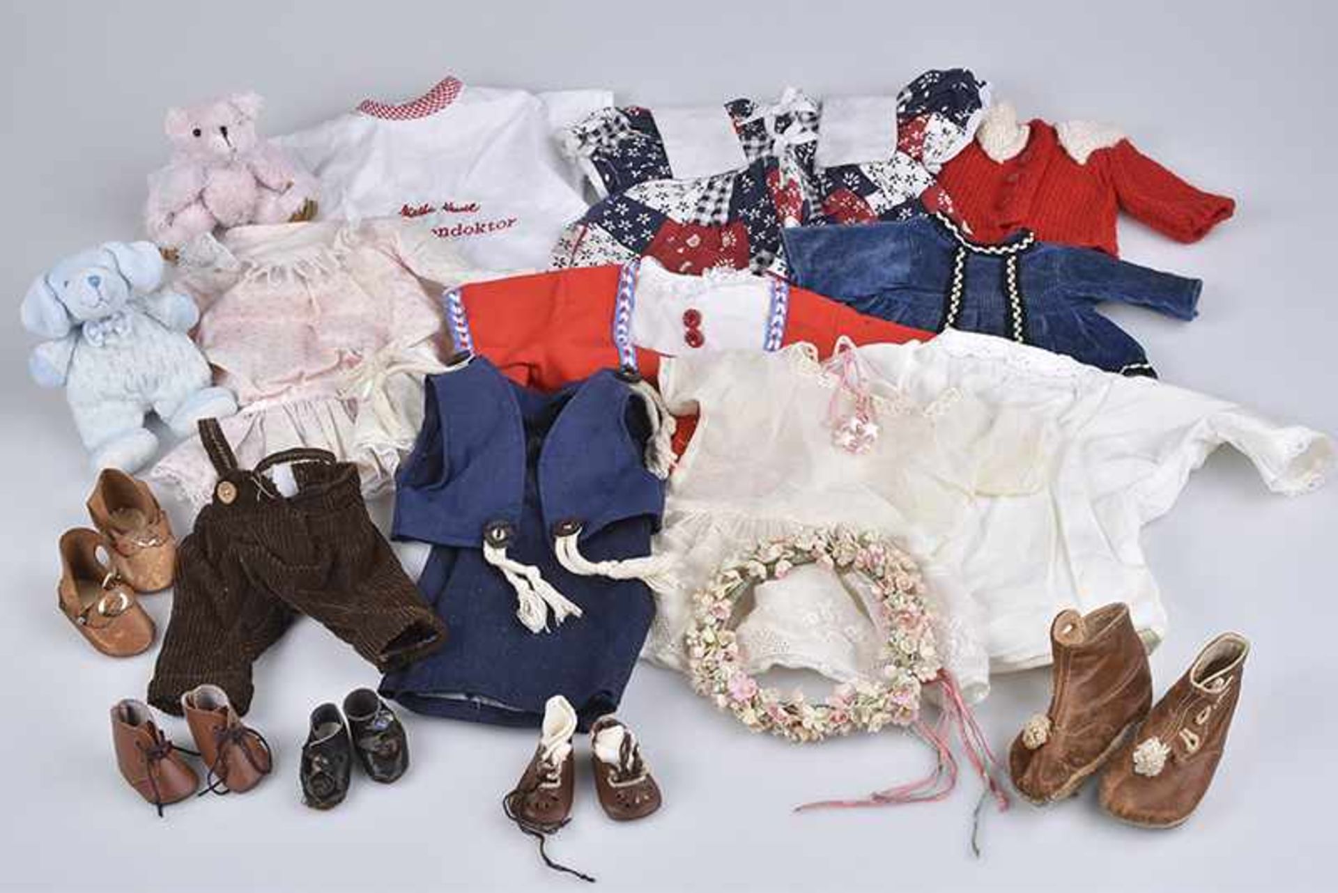 Konv. Puppenkleidung, ca. 40 Teile, für kleine bis mittlere Puppen, Lätzchen, Blusen, Kleidchen u.