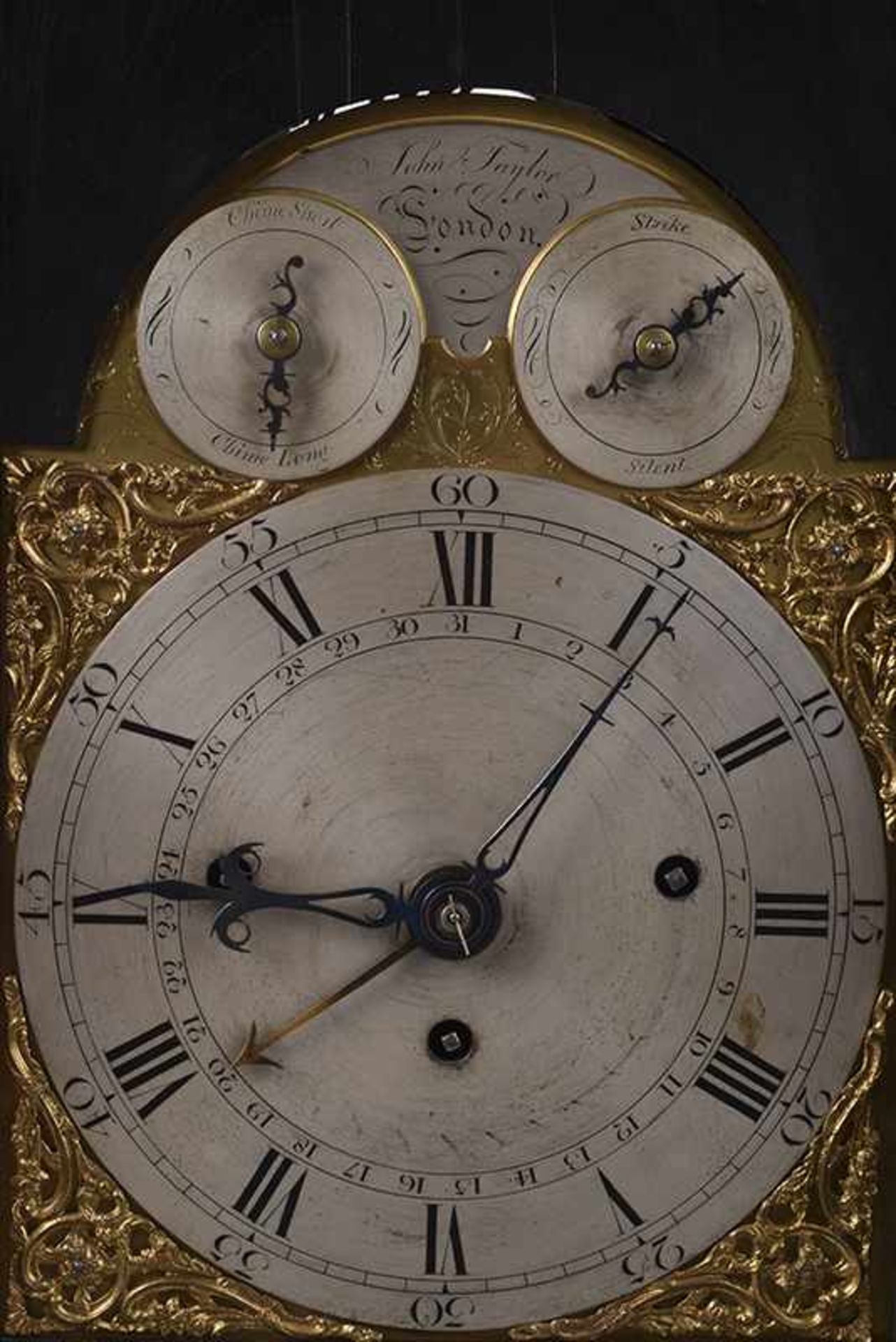 JOHN TAYLOR Englische Braquet Clock, Nussbaum, dunkel gebeizt, rocaillierte Messingverzierungen, - Bild 3 aus 6