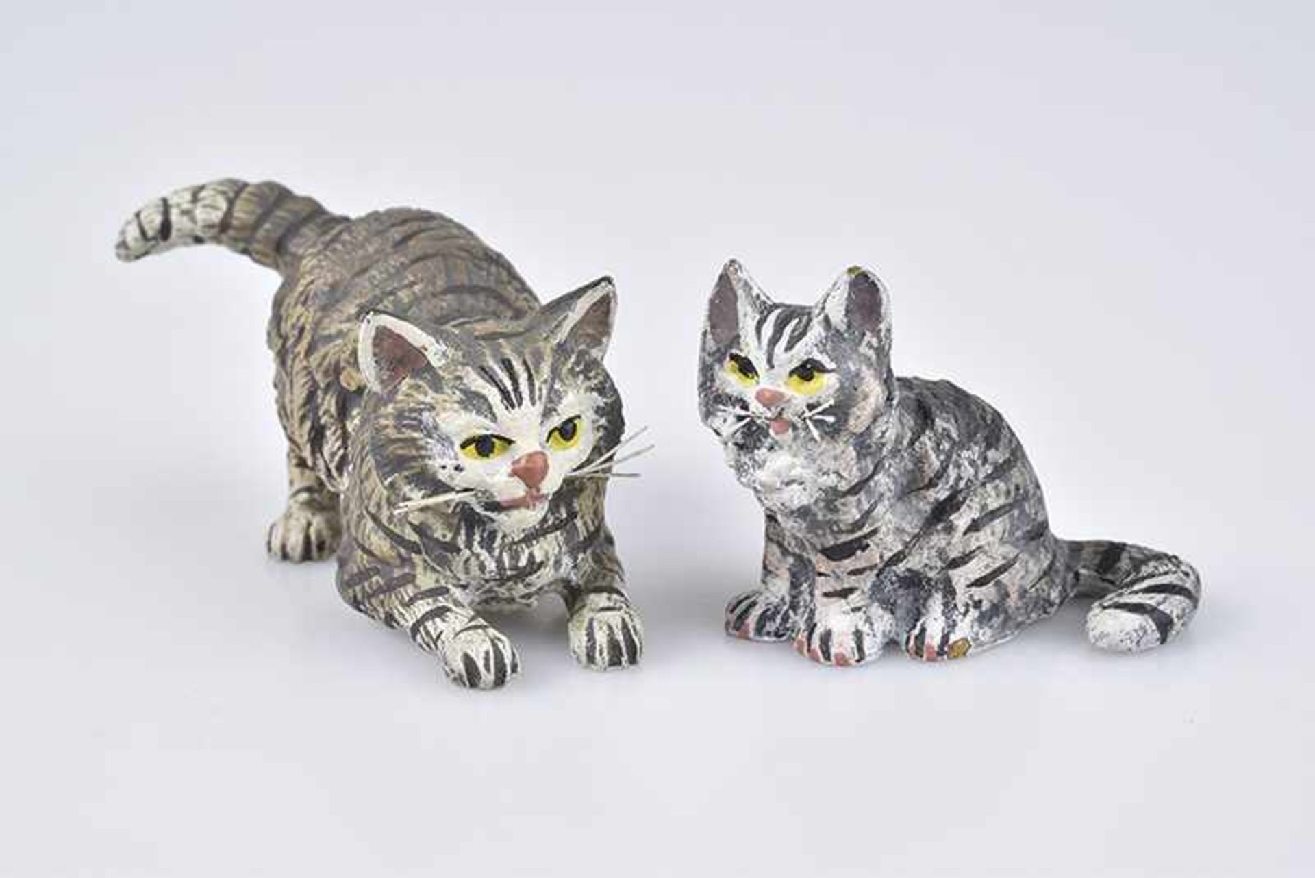 WIENER BRONZE Paar Katzen, polychrom gefasst, 1x gestempelt Austria, H 3,5 cm, Z 1