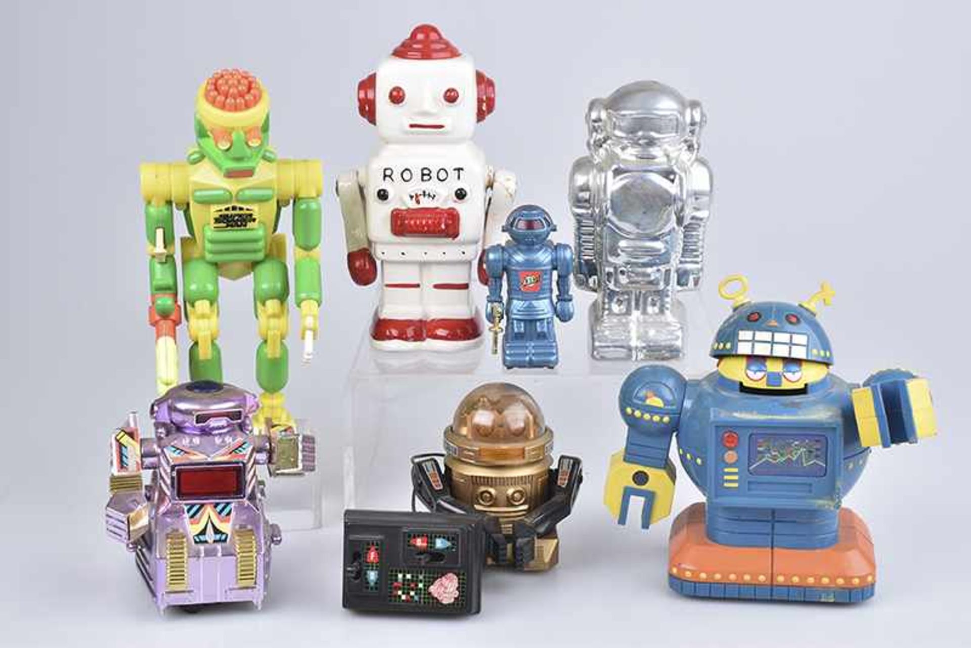 Konv. 7 Teile, H 8-20 cm, 2 Keramik Robot-Spardosen, 1x linker Arm geklebt, 5 Roboter, Kunststoff,