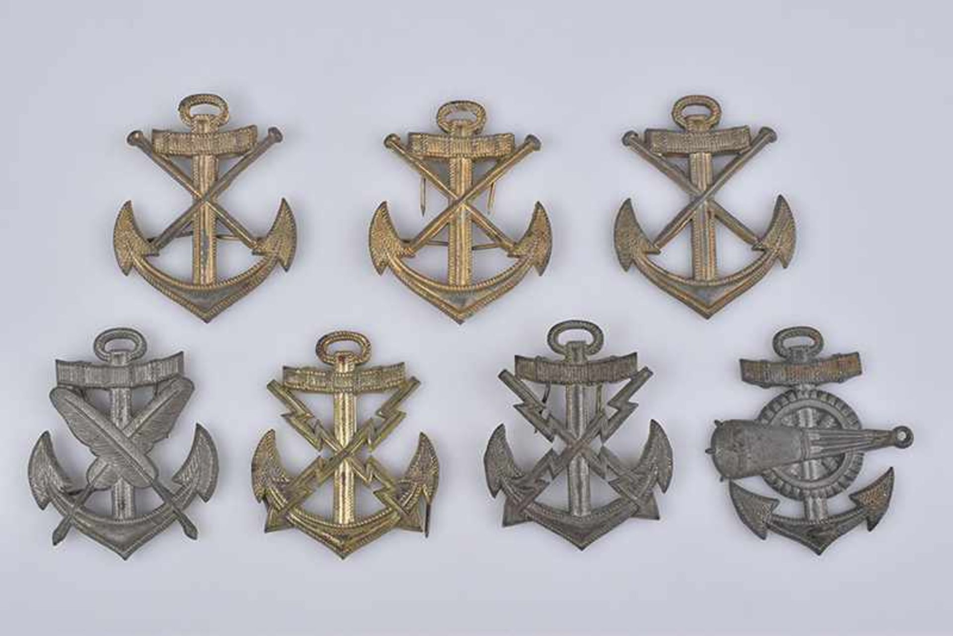 Konv. 7 Marine-Tätigkeitsarmabzeichen, Metall, teilweise fehlen die Befestigungsnadeln, Z 3