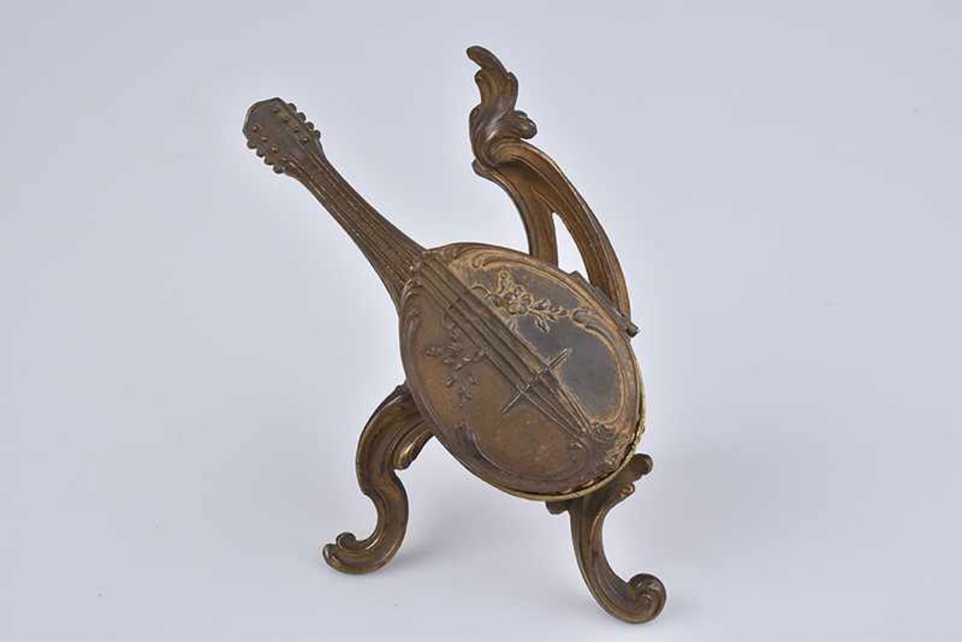 Antiker Taschenuhrhalter Mandoline, Bronze, um 1900, Mandolinenkörper zum Öffnen, H 15 cm, leicht