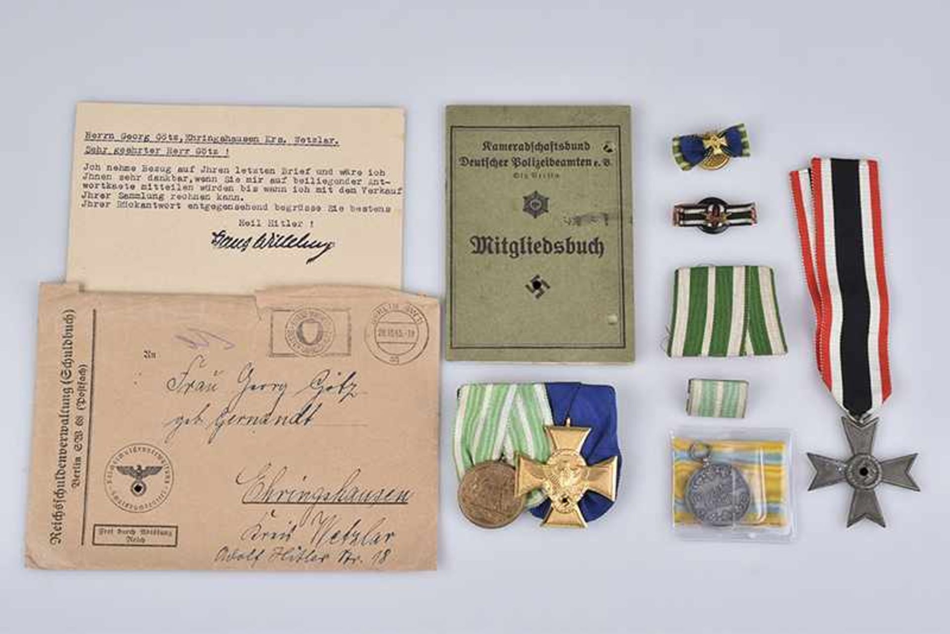 Konv. von 7 Orden, WK I u. WK II, 1 Mitgliedsbuch Deutscher Polizeibeamter, 1 Brief, eine 2er