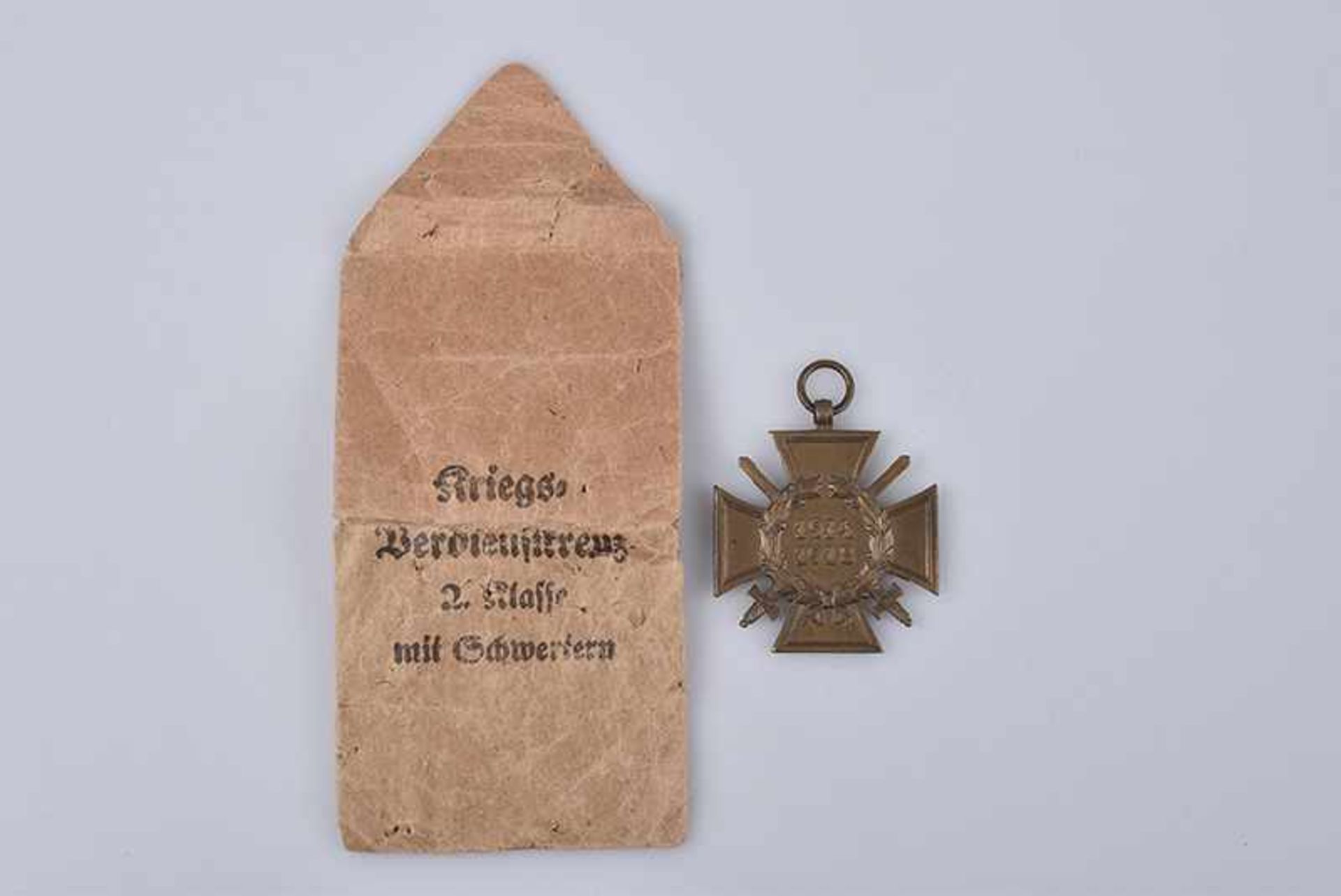 Orden WK II, Kriegsverdienstkreuz 2. Klasse mit Schwertern, Hersteller: R.V. Pforzheim, in