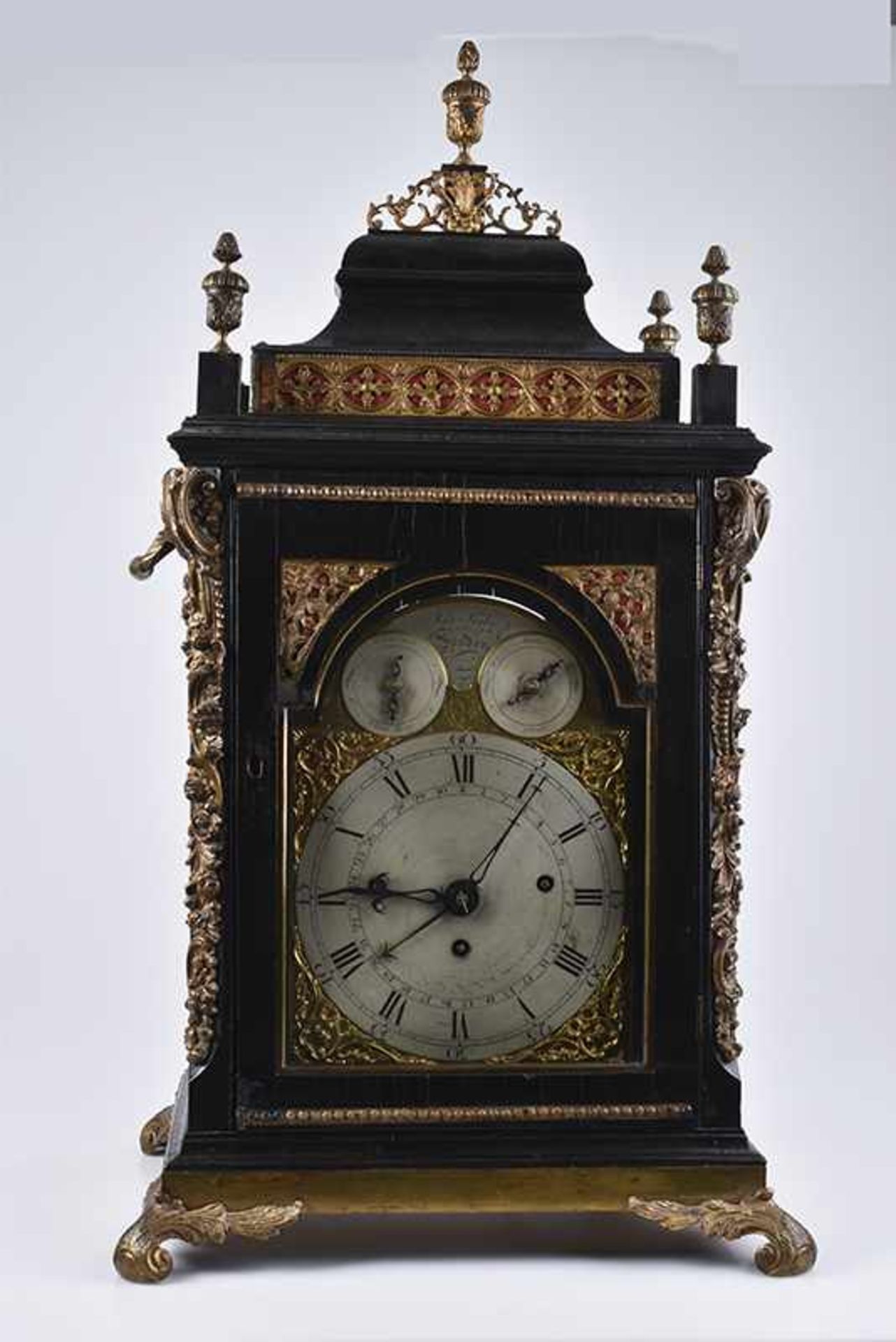 JOHN TAYLOR Englische Braquet Clock, Nussbaum, dunkel gebeizt, rocaillierte Messingverzierungen,