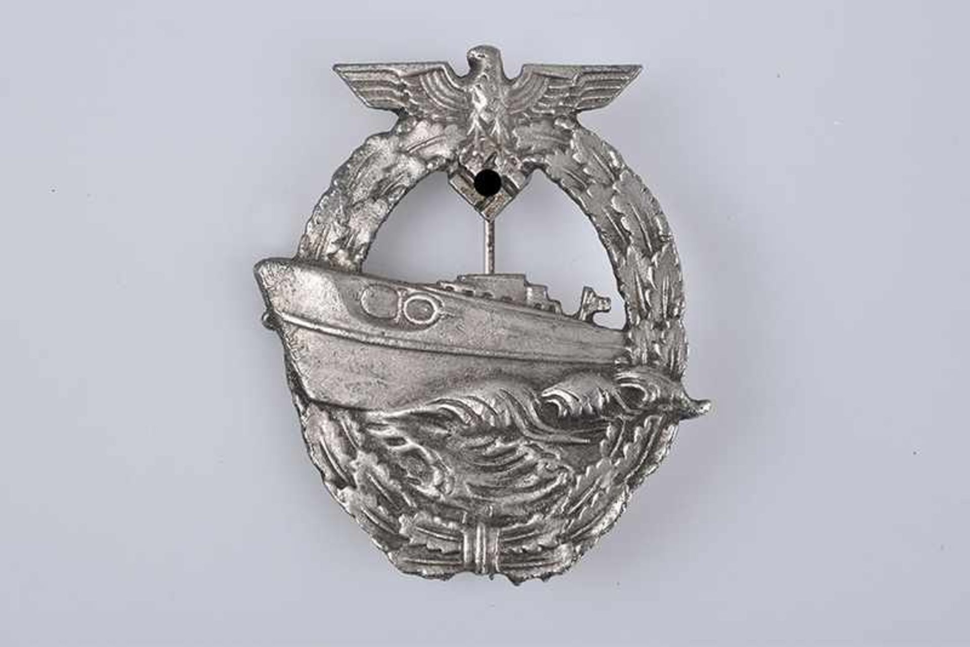 Orden WK II, Schnellboot-Kriegsabzeichen, 2. Form, Material Zink, Hersteller Gustav Brehmer, dünne