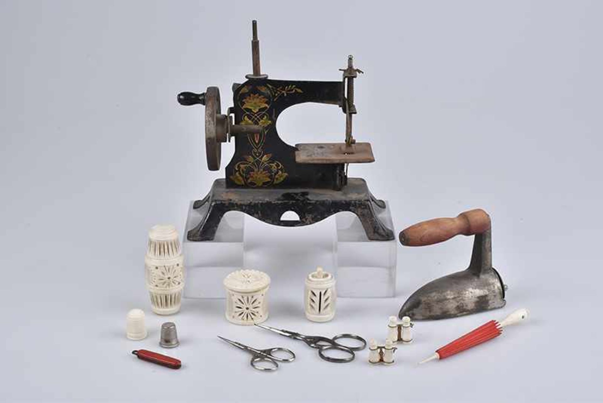 Konv. Puppenzubehör, 13 Teile, kleine Nähmaschine, Blech, L 16 cm, Scheren, Taschenmesser,