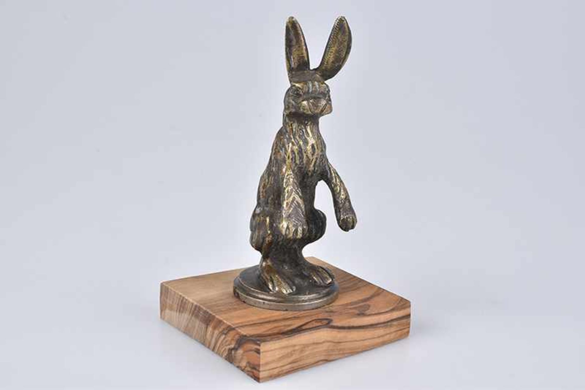 Emblem/ Kühlerfigur/ Car Mascot Hase, Bronze, ca. 12 cm, auf Holzsockel montiert, leicht bestoßen, Z