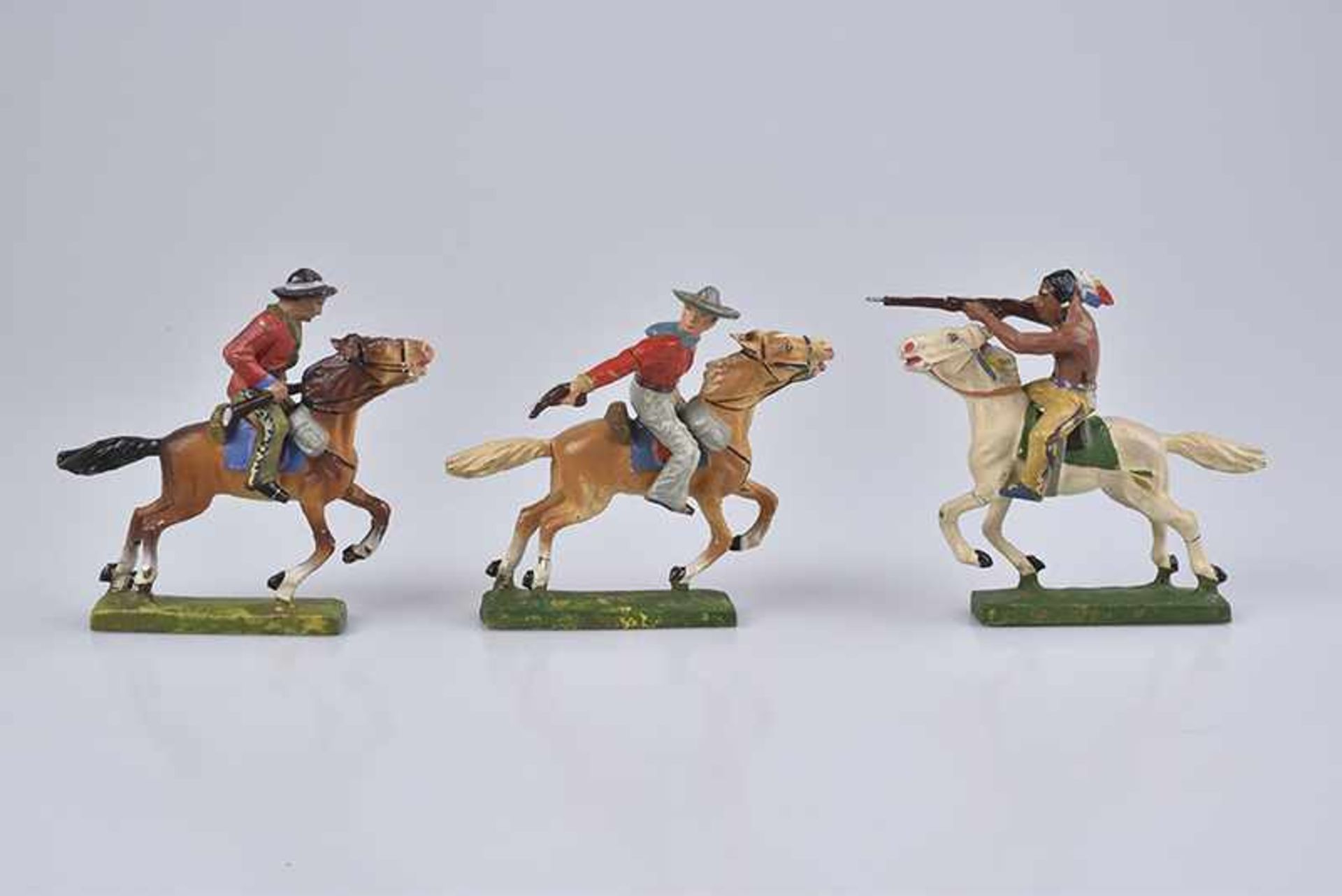 LINEOL 3 Wildwestfiguren zu Pferd, M.h., 7 cm, 1 Indianer, 2 Cowboys, leichte Masserisse, Z 1-2