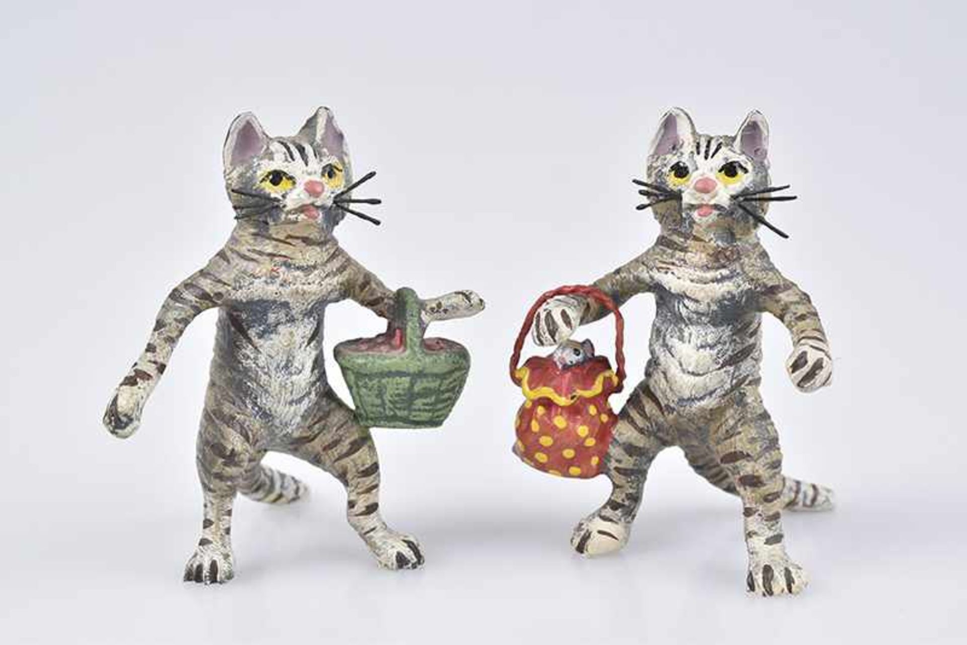 WIENER BRONZE Paar "Katze mit Korb", polychrom gefasst, wohl Wien, H 4 cm, Z 1