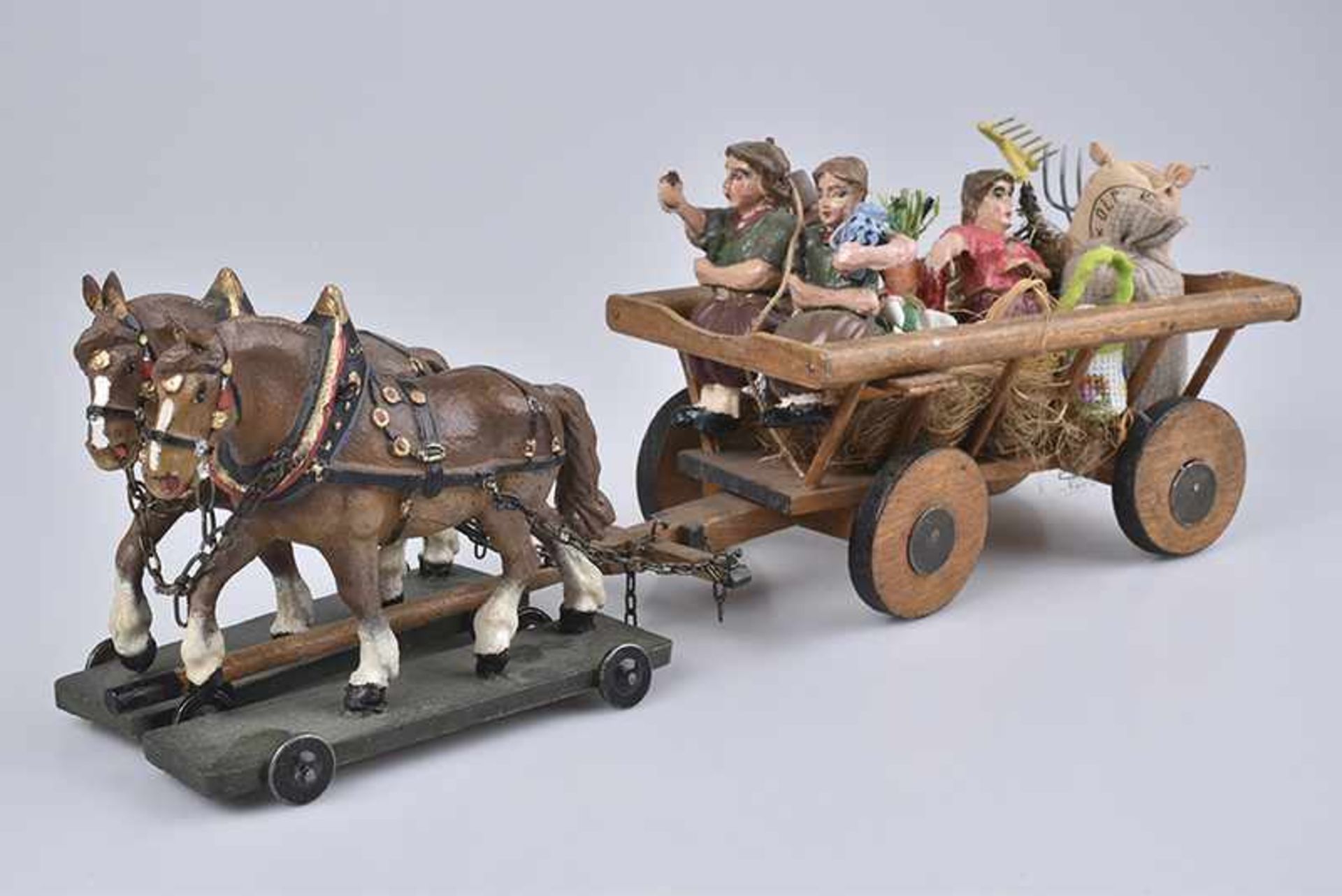 LINEOL Pferdegespann mit Leiterwagen,Holz/ M.h., 9 cm Serie, L 30 cm, 2-spännig, mit 3 sitzenden