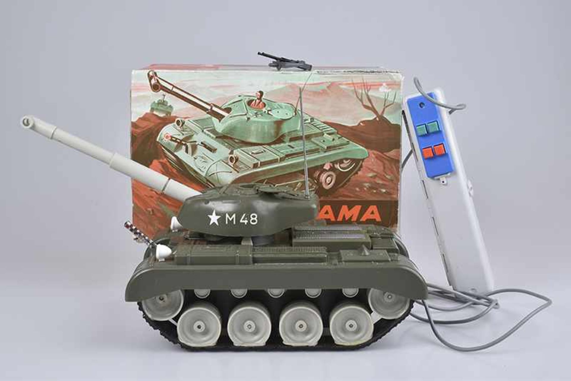 GAMA Tank 9952, Kunststoff, passend zur 7 cm Serie, L 24 cm, BA, mit Fernlenkung, Gummiketten,