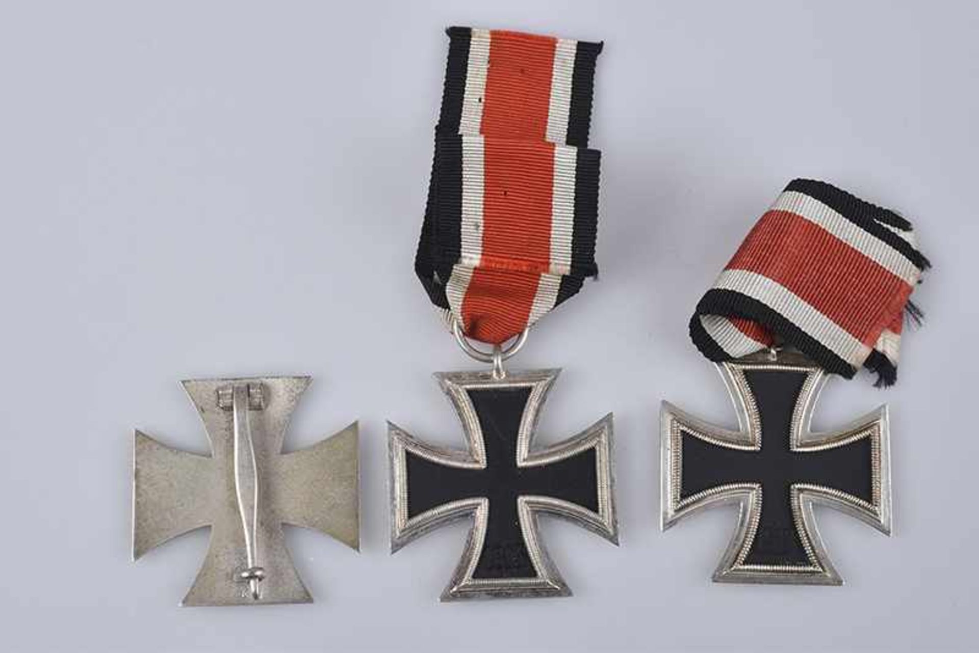 Konv. 3 Orden WK II, 2 Orden am Band, Eisernes Kreuz 2. Klasse 1939, 1 Orden an Nadel, Eisernes - Bild 2 aus 2