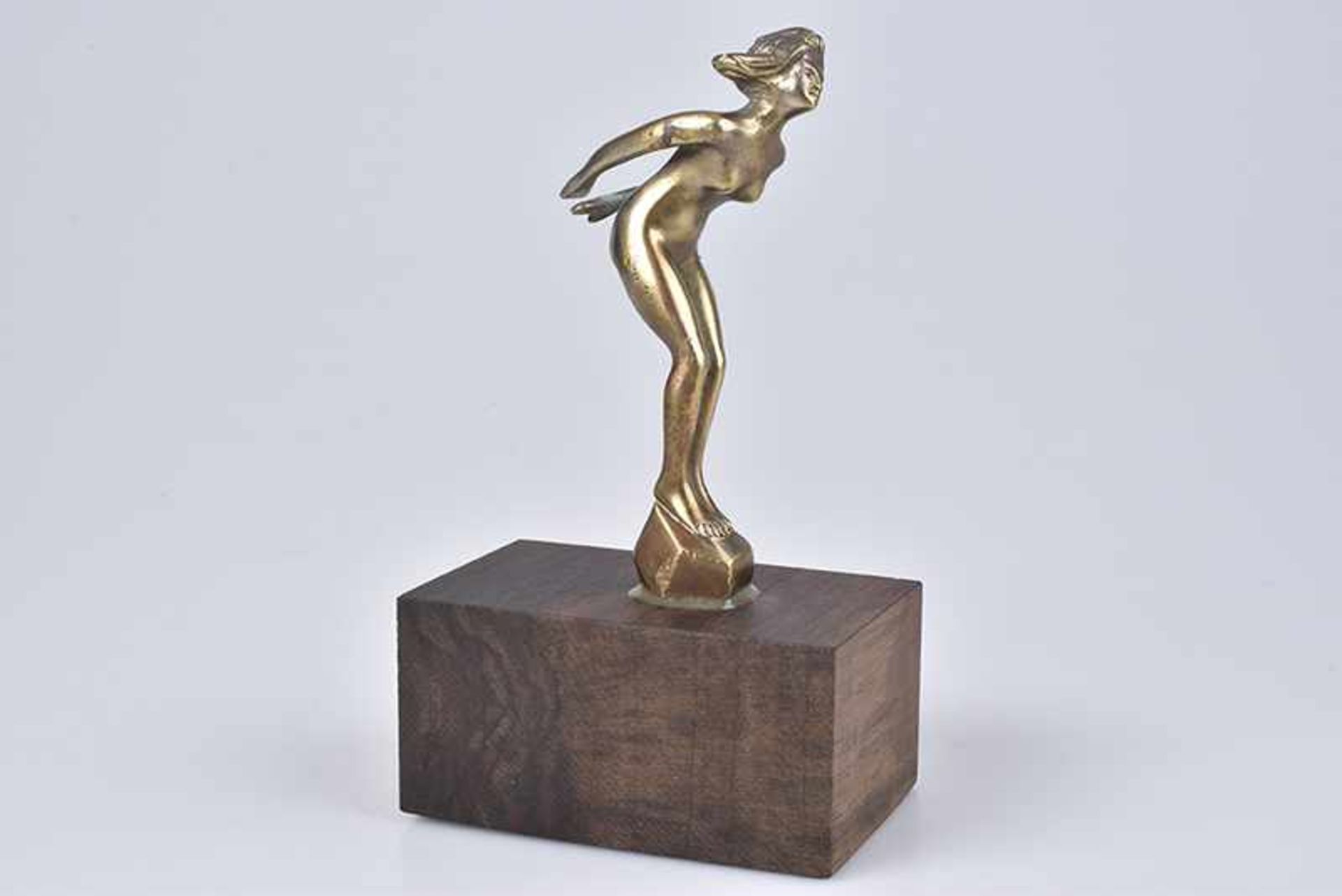 Emblem/ Kühlerfigur/ Car Mascot Frauenfigur, Bronze, patiniert, Rückseite gemarkt "DSE AEL", auf