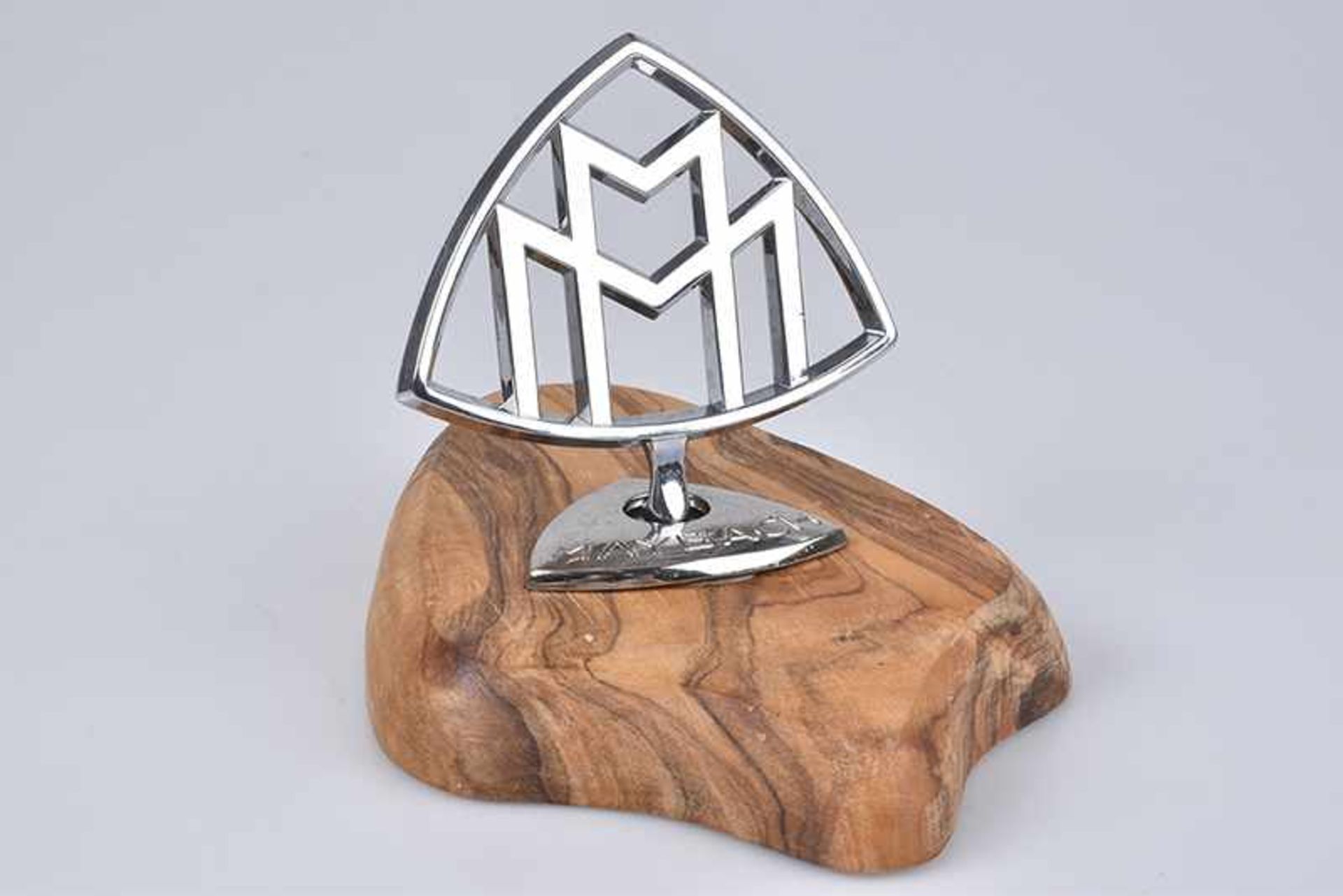 Emblem/ Kühlerfigur/ Car Mascot Maybach, Chrom, H 9 cm, auf Holzsockel montiert, unterseitig