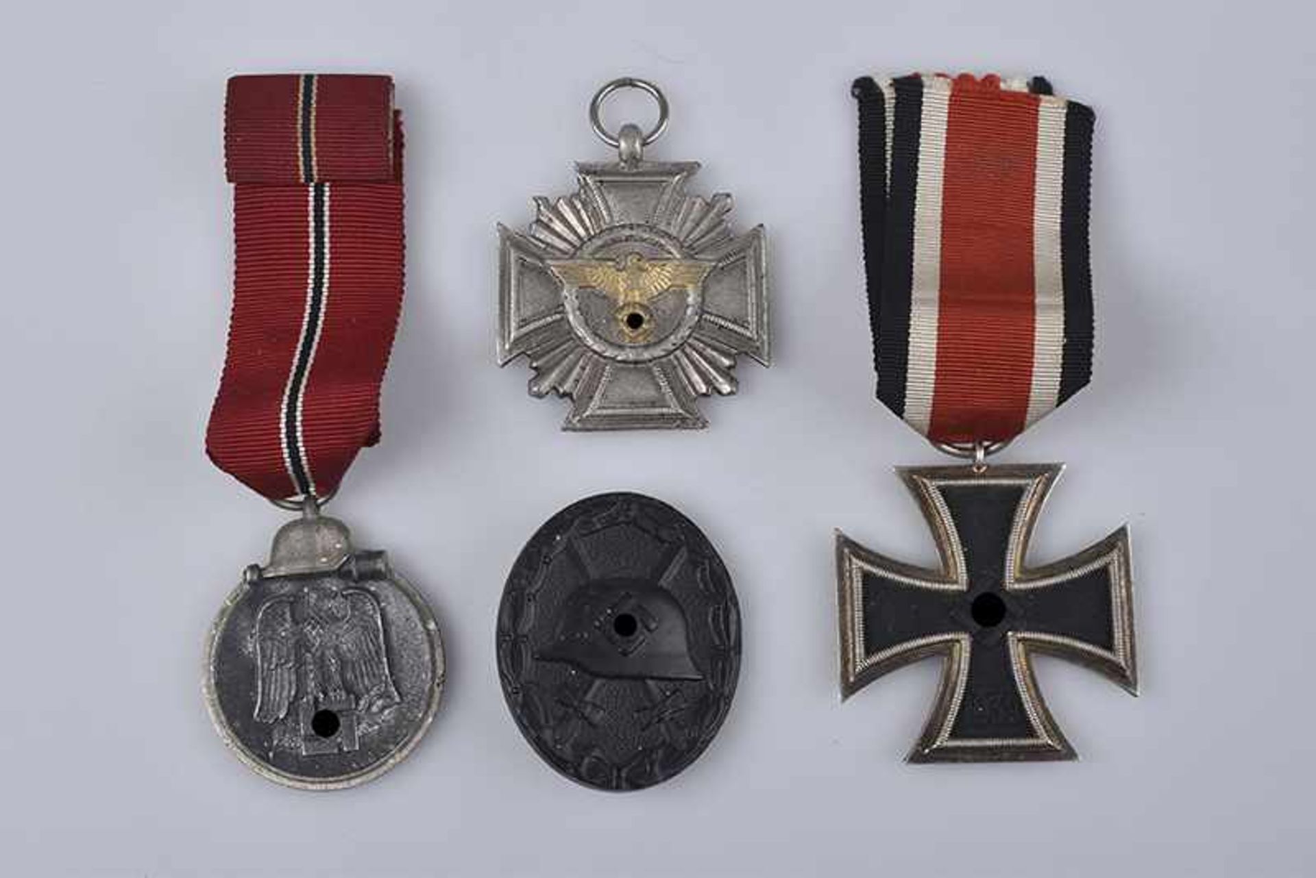 Konv. 4 Orden, WK II, Dienstauszeichenung NSDAP in Gold am Band, Verwundetenabzeichen in schwarz,
