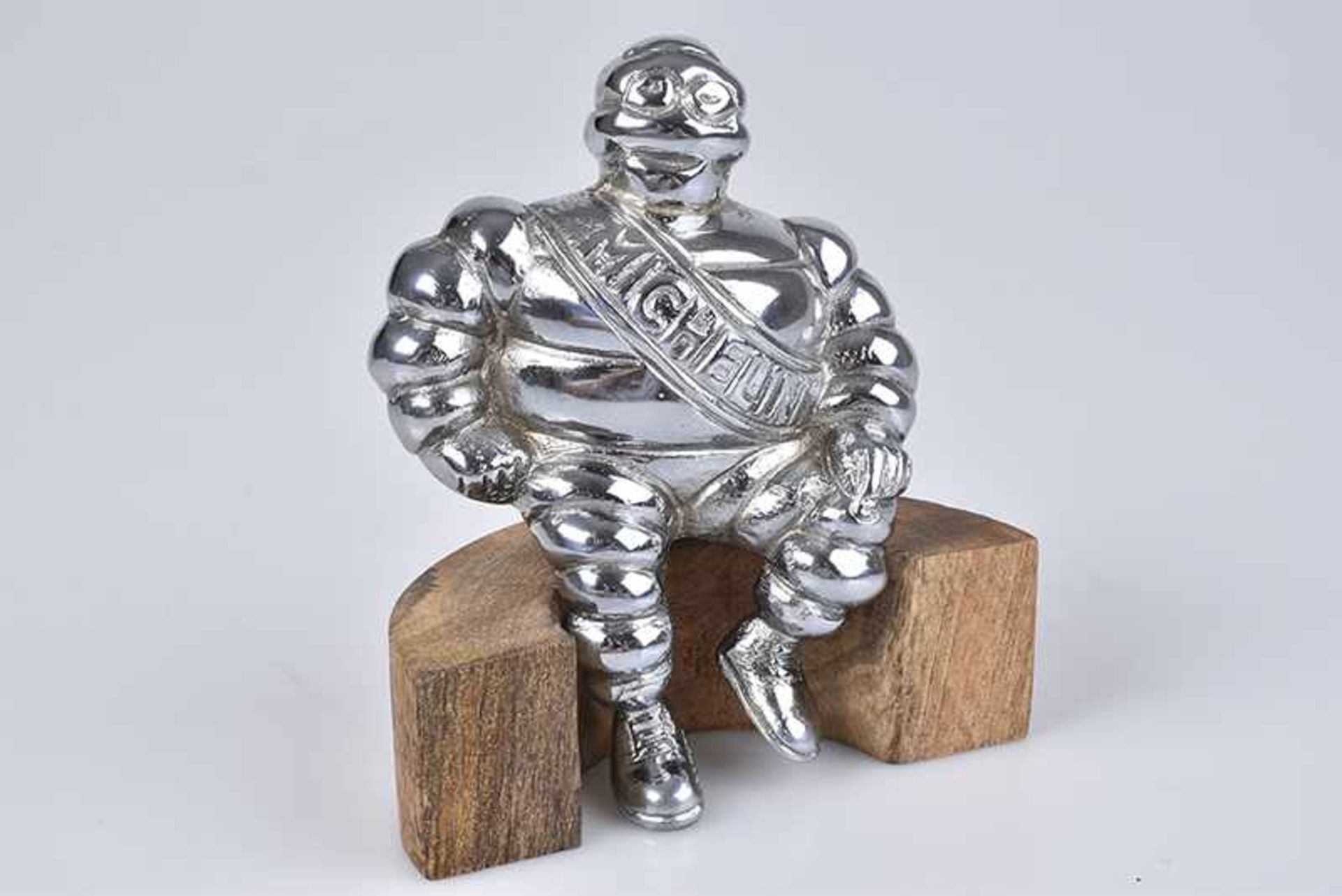 Emblem/ Kühlerfigur/ Car Mascot Michelin, nach 1950, Metall verchromt, H 11 cm, auf hölzernen