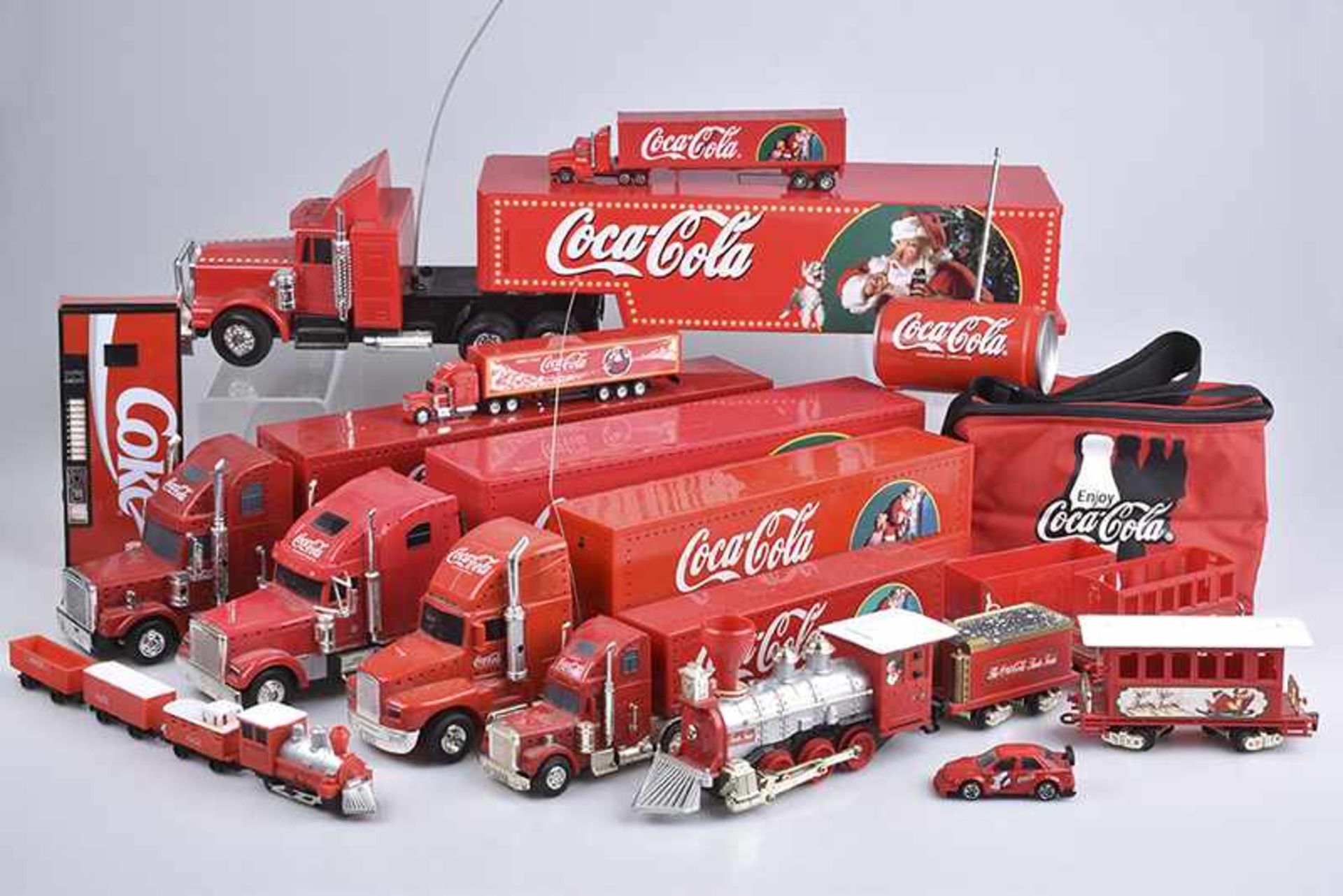 COCA COLA Werbesammlung, Trucks und Loks, 17 Teile, 7 LKWs, 2 LokS, 1x mit 3 Waggons und 1x mit