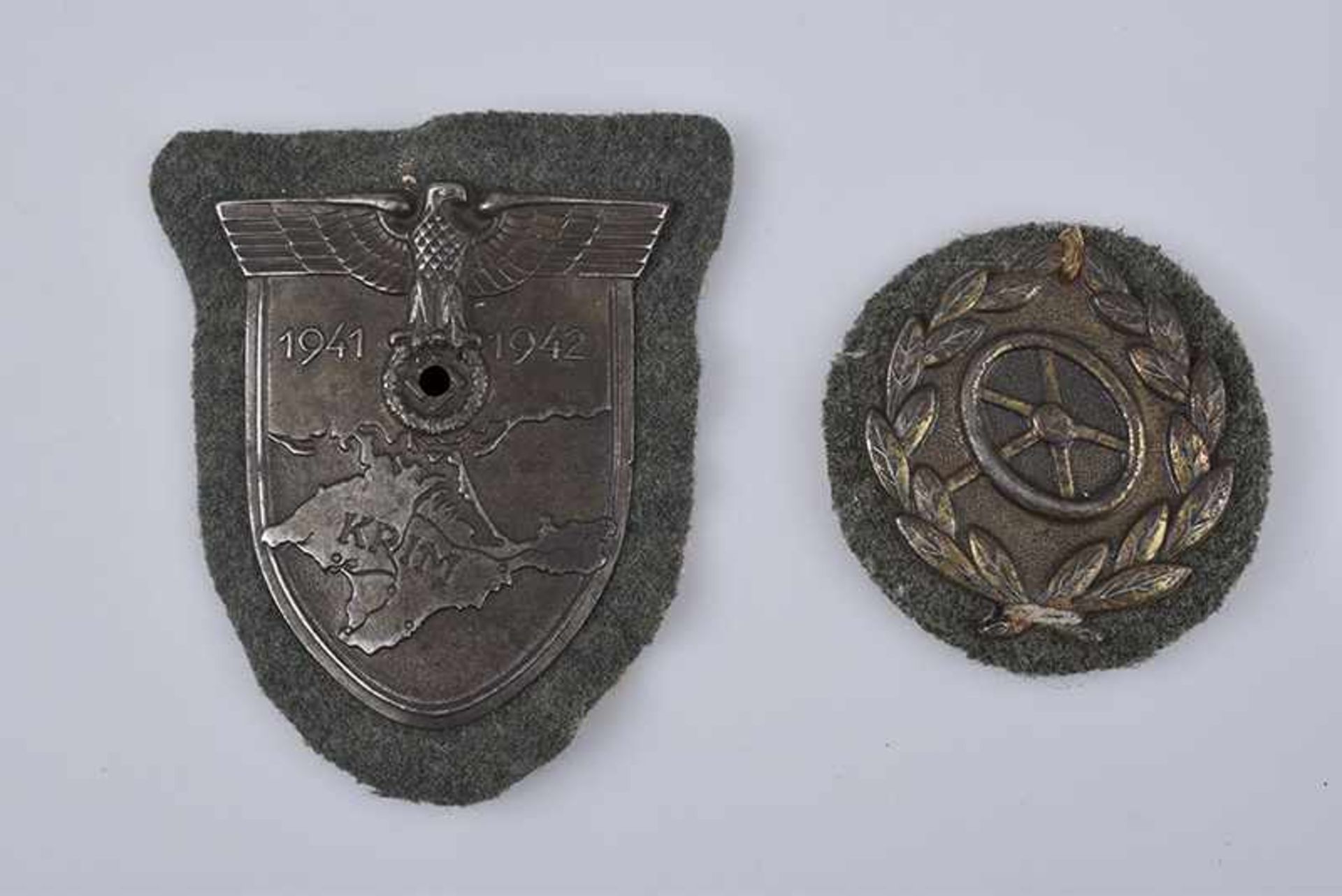 Konv. 2 Stoffabzeichen, WK II, Bronze Stufe, Krimschild 1941-1942, Kraftfahrbewährungsabzeichen, Z