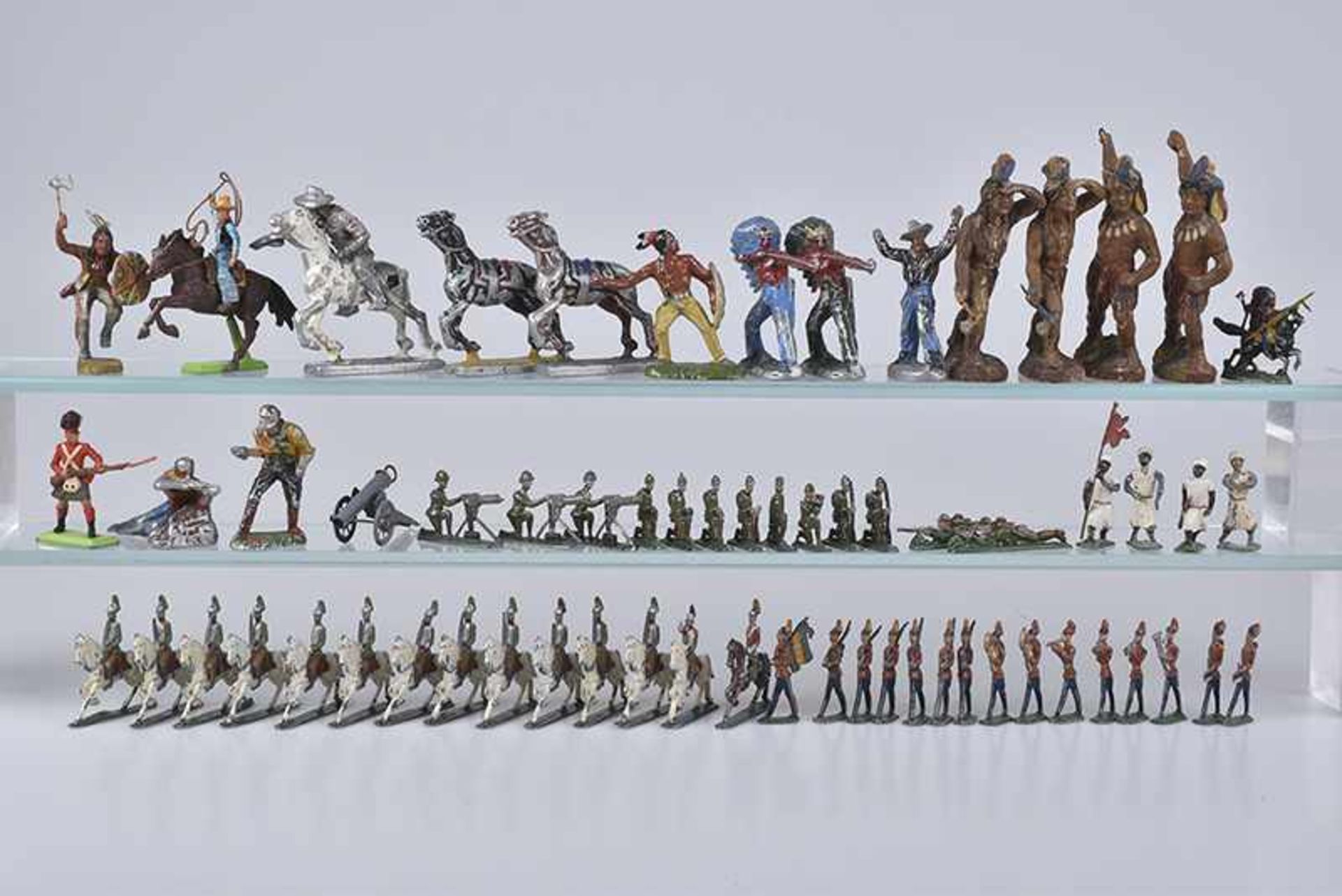 Konv. ca. 200 Zinnfiguren, verschiedene Darstellungen und Figuren, u.a. Parade, Musikanten, Soldaten