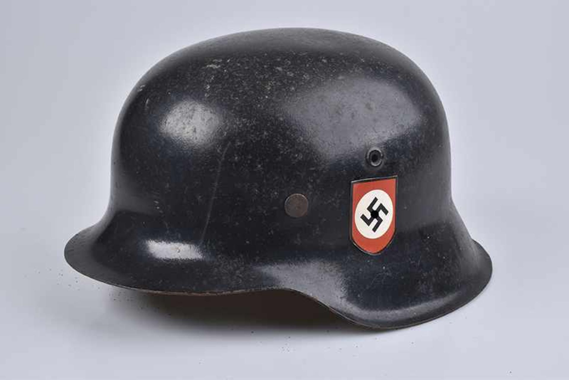 Stahlhelm der Waffen SS, Modell 42, mit Lederinnenfutter und Kinnriemen, Abzeichen neuzeitlich