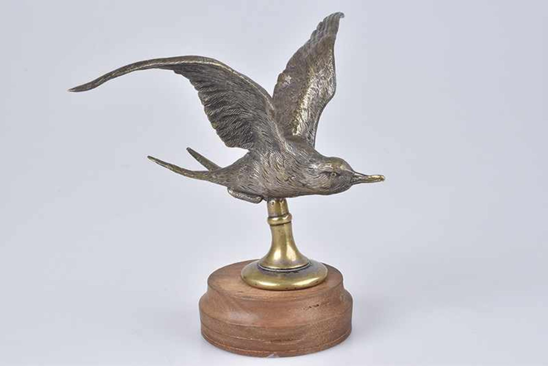 Emblem/ Kühlerfigur/ Car Mascot Fliegender Vogel, um 1930, Bronze, H ca. 10 cm, auf Holzsockel