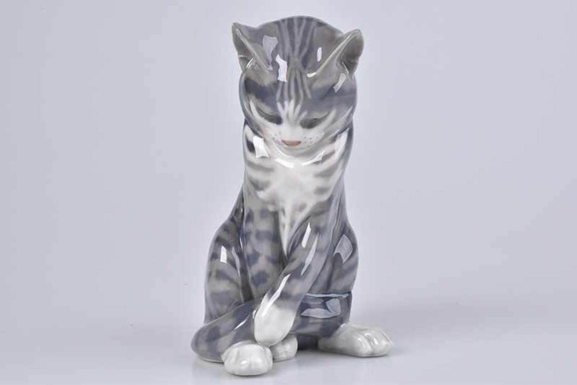 ROYAL COPENHAGEN Porzellan-Tierplastik "Sitzende Katze", Dänemark, 2. Hälfte 20. Jh., Entw.: Erik