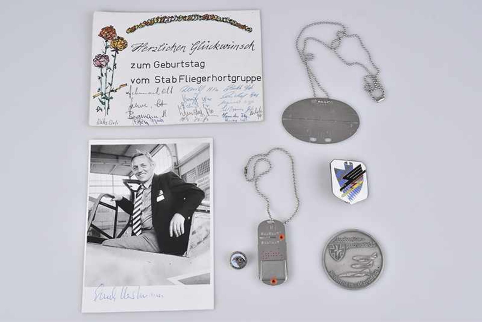 Konv. 7 Teile, Anstecker, Medaille, Erkennungsmarke, Foto, 1x Abzeichen Militärschule Luftwaffe,