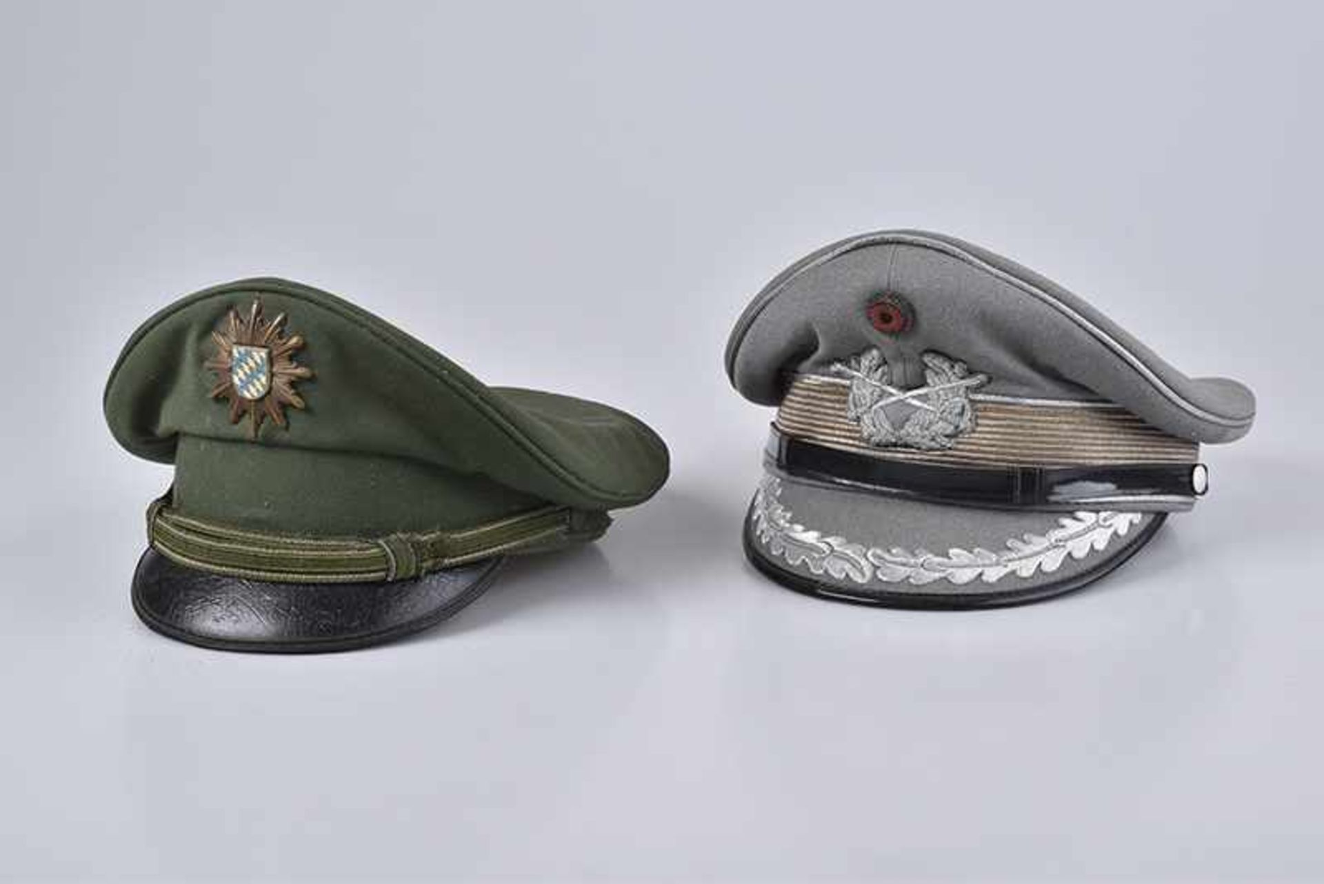 Konv. 2 Schirmmützen, 1x für Offiziere der Bayrischen Landespolizei, mit Herstellertrapez Peter