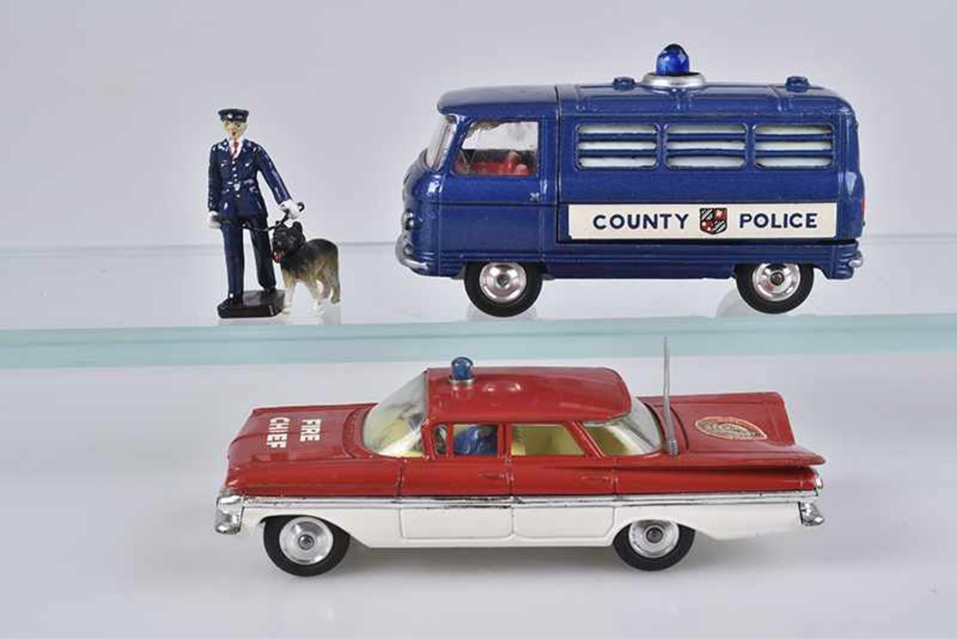 CORGI TOYS 2 Fahrzeuge, Made in Gt. Britain, Metall, M 1:43, Commer 3/4 Ton Chassis, Country Police,