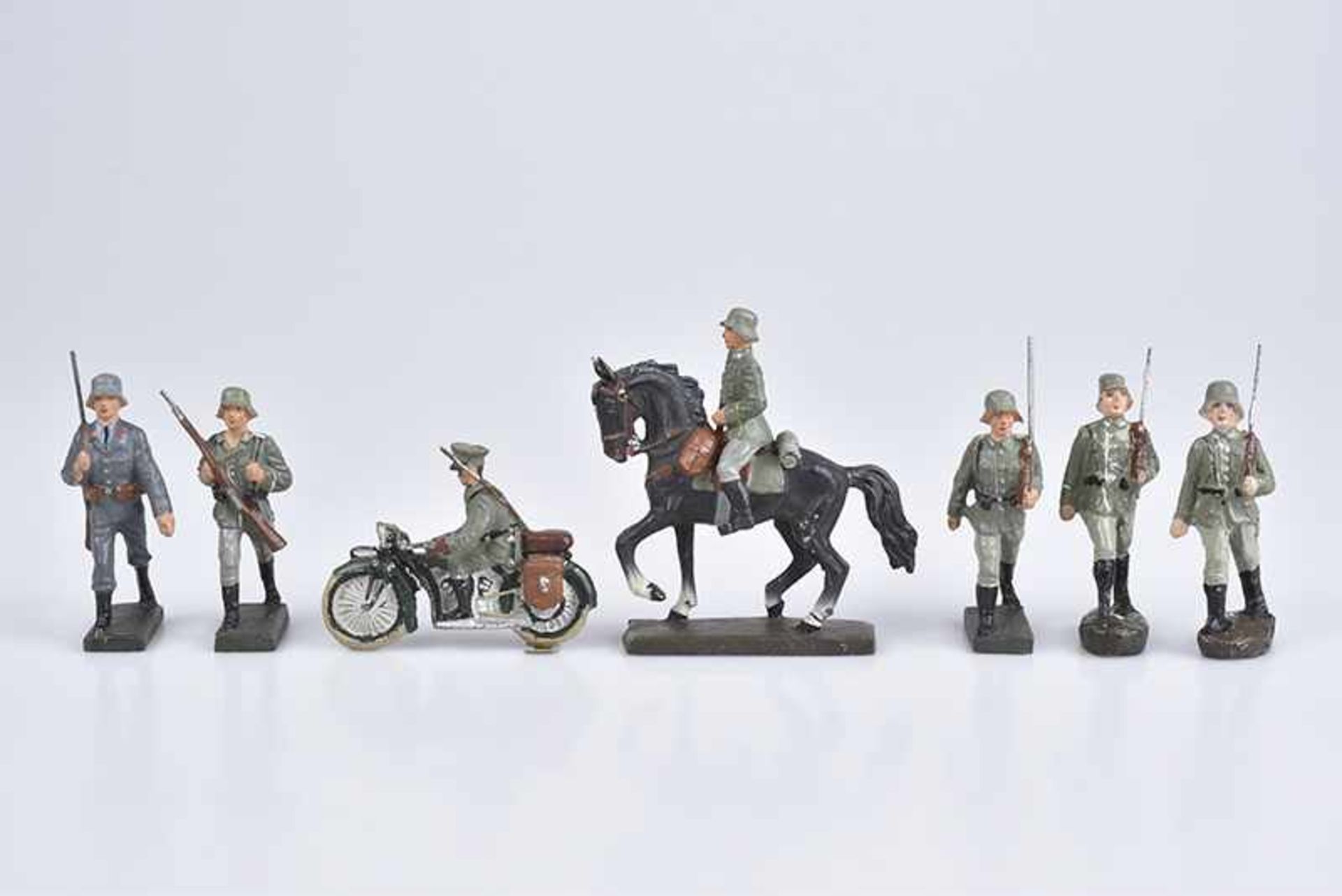 LINEOL 7 Soldaten im Marsch, zu Pferd, M.h., 7 cm, 1 Offizier zu Pferd, 5 Soldaten mit Tornister