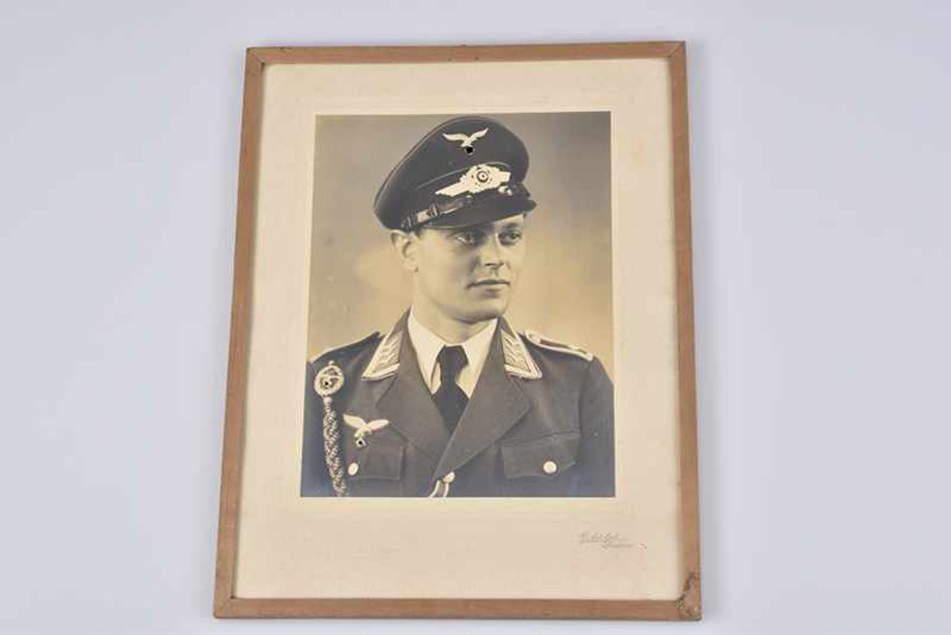 Soldatenfoto im Holzrahmen, Feldwebel, Luftwaffe, WK II, Portraitaufnahme, Foto H 23 cm, B 17,5cm, Z