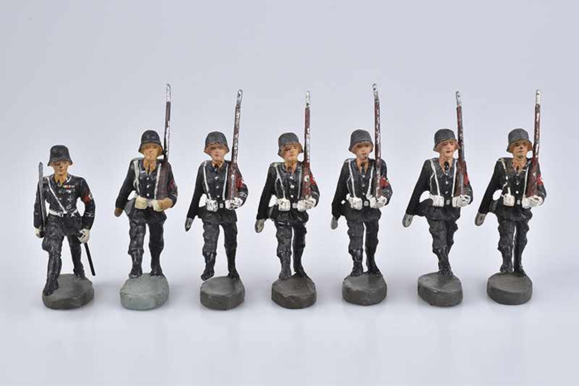 ELASTOLIN 7 SS Soldaten im Parademarsch, M.h., 7 cm, Paradeuniform, 1x Offizier mit Säbel, 6x mit