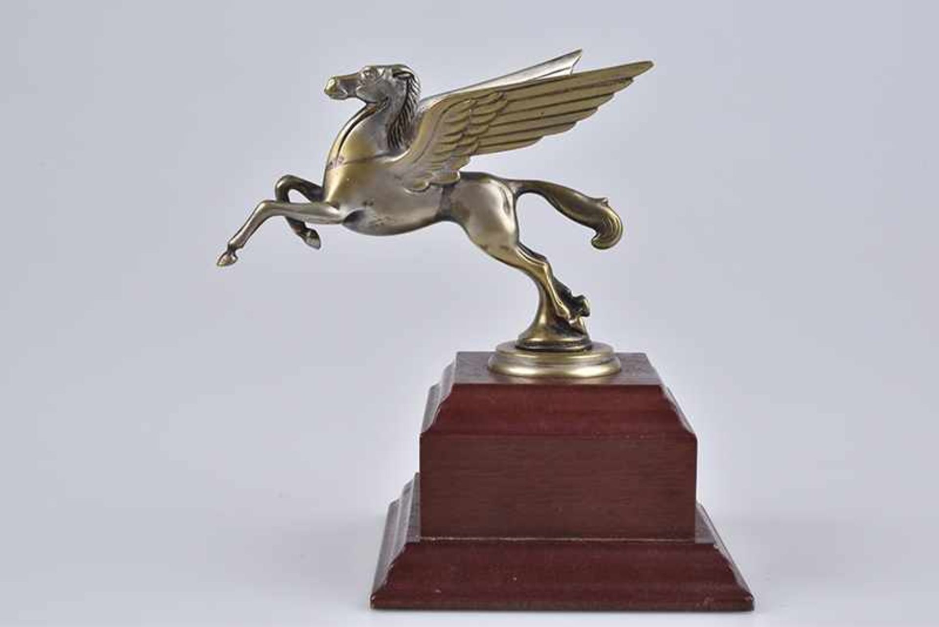 Emblem/ Kühlerfigur/ Car Mascot Pegasus, Metall, L 11 cm, patiniert, auf Holzsockel montiert, Z 2