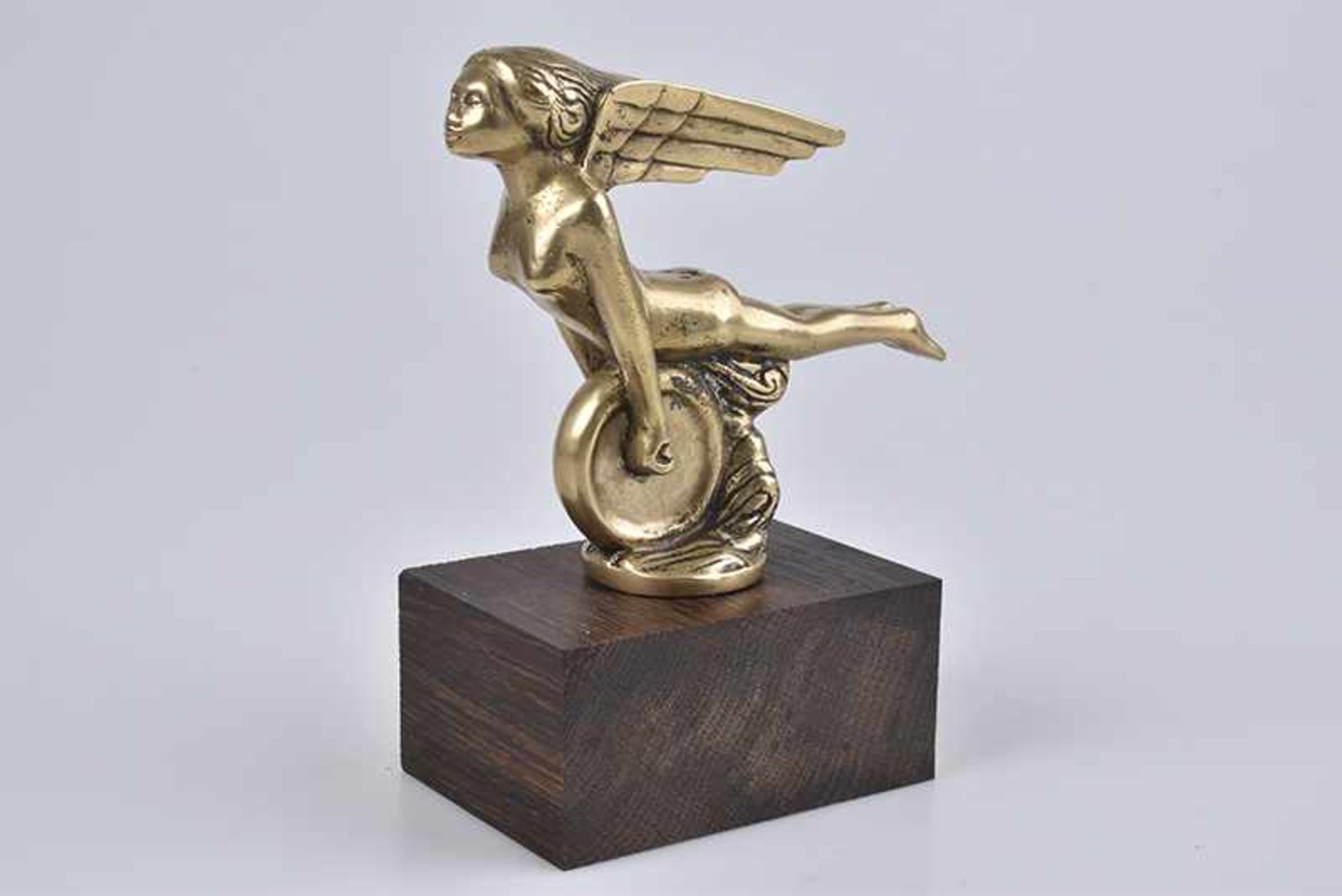 Emblem/ Kühlerfigur/ Car Mascot Susse Freres Frau auf Bronzerad, Bronze, H 17 cm, L 12 cm, auf