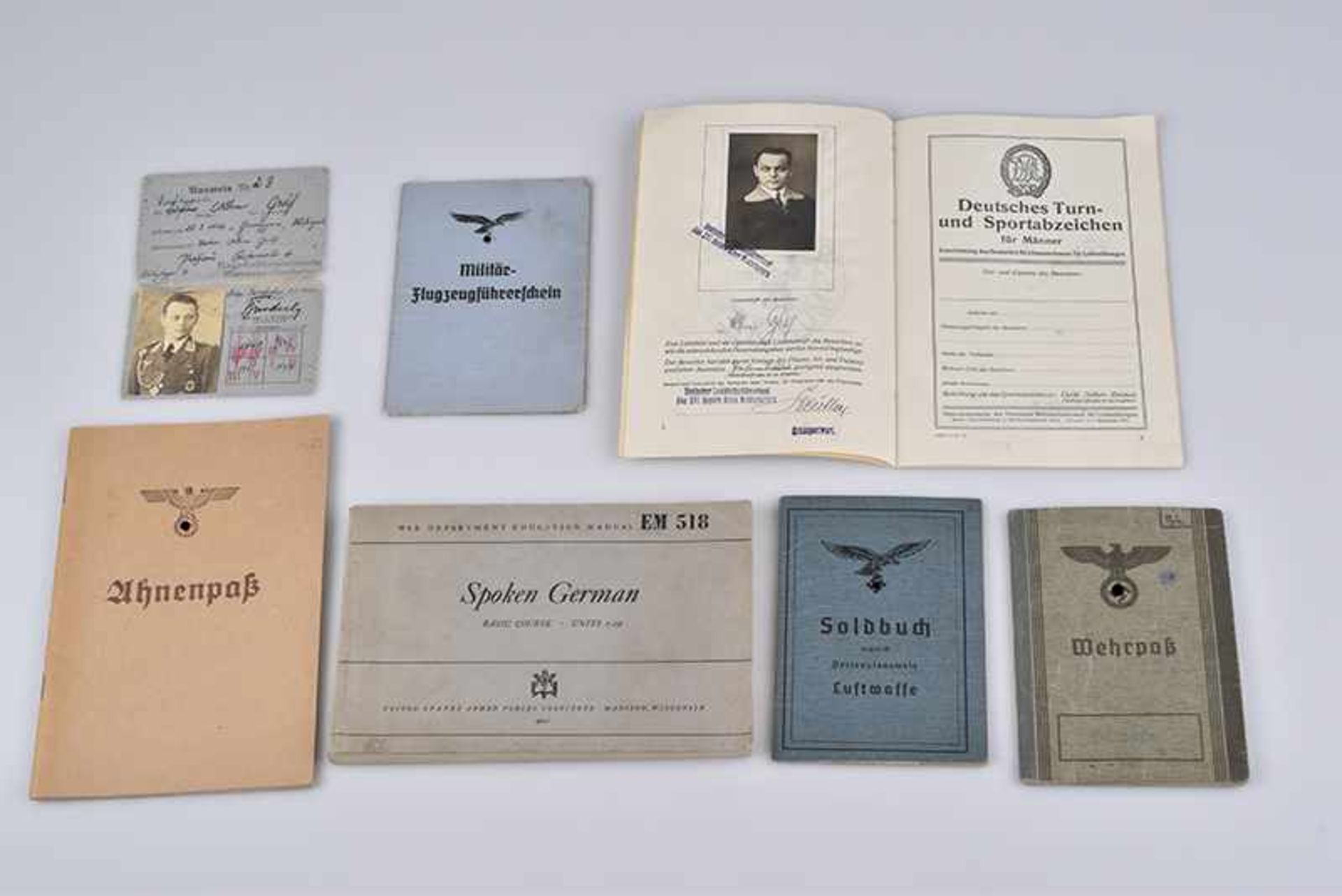 Konv. 7 Teile, Ausweise, Pässe, Militär-Flugzeugführerschein, Luftwaffe, WK II, 1x Wehrpaß, 1x