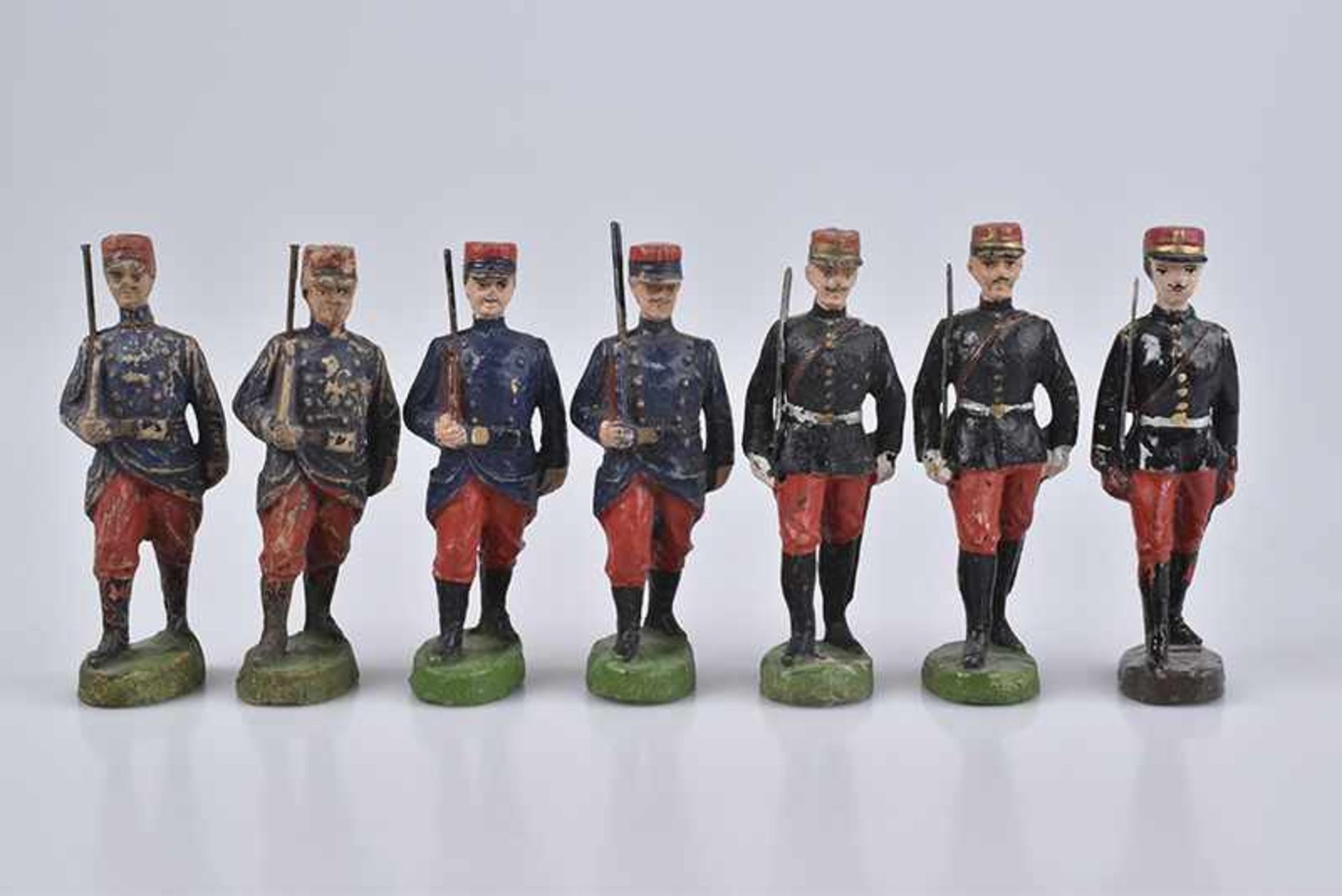ELASTOLIN 7 Franzosen, WK I, M.h., 10 cm, 3 Offiziere, 4 Marschierer mit Gewehr, altersbedingte