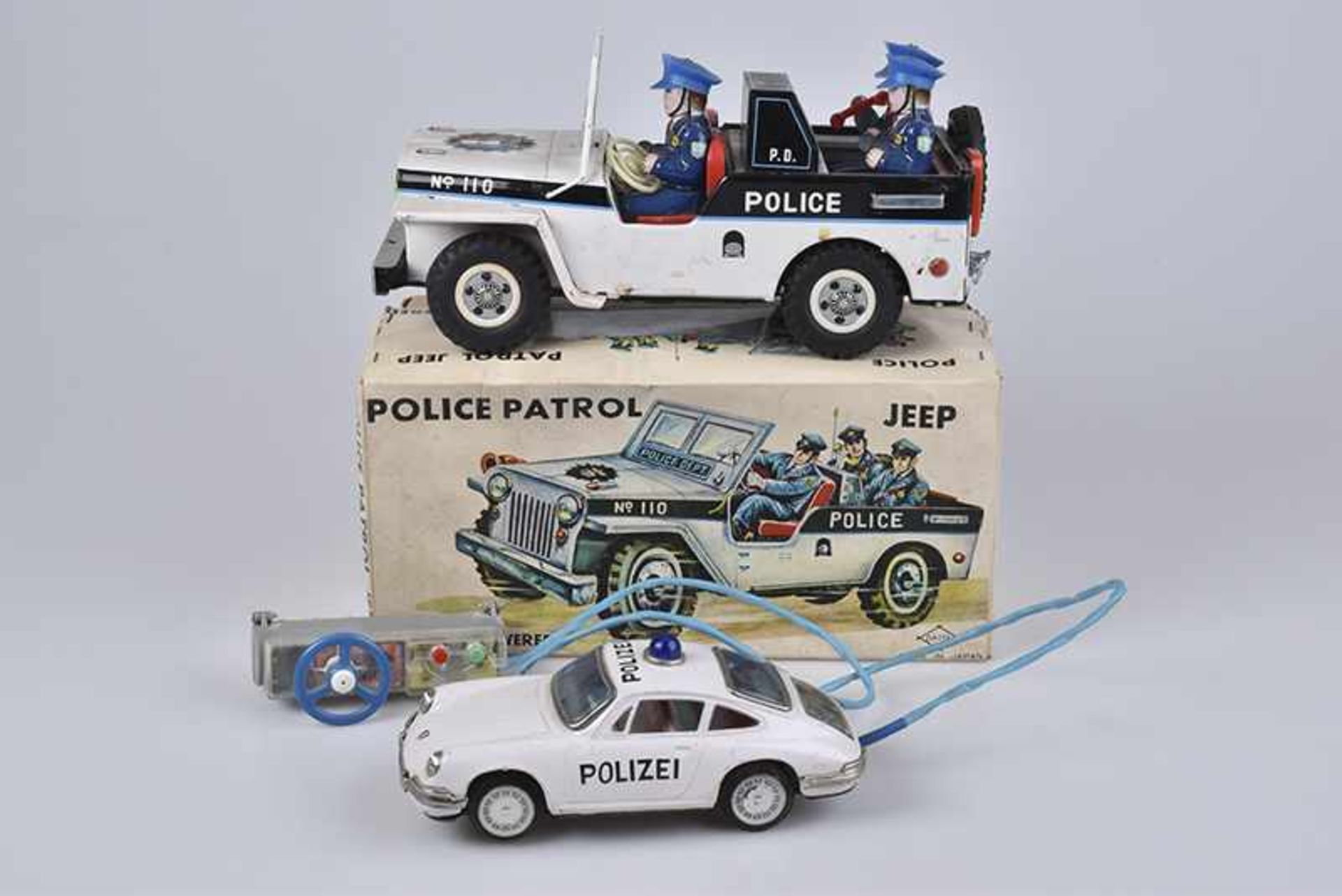 Konv. 2 Polizei Autos, Made in Japan, Blech, lithographiert, 1x 18 cm, BA mit Fernlenkung, 1x