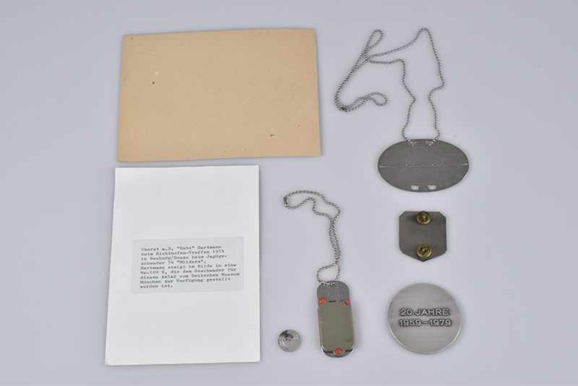 Konv. 7 Teile, Anstecker, Medaille, Erkennungsmarke, Foto, 1x Abzeichen Militärschule Luftwaffe, - Bild 2 aus 2