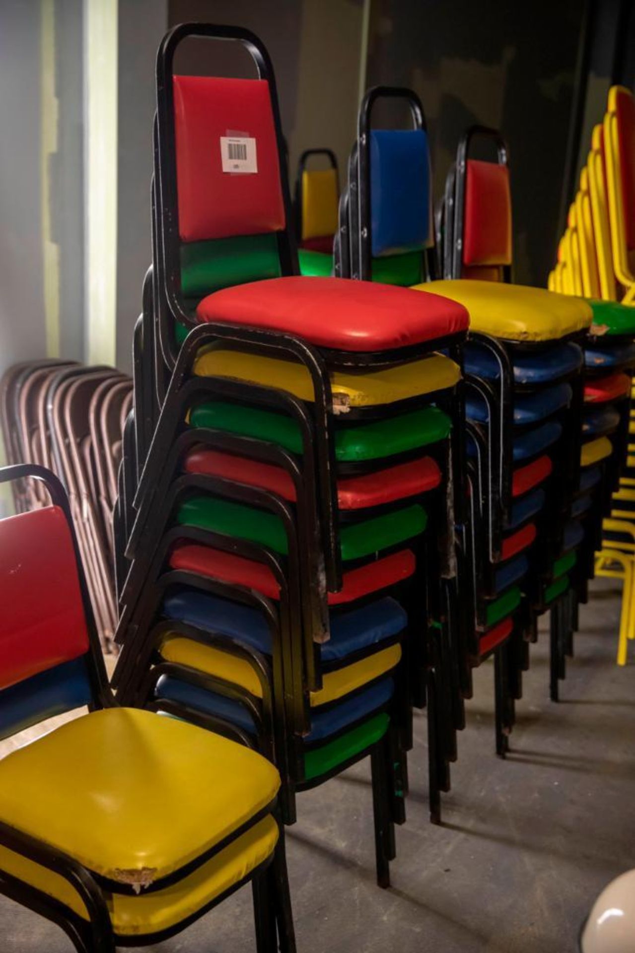 32 vinyl chairs, mixed colours. Used, shows commercial use. See pictures. - Image 2 of 2