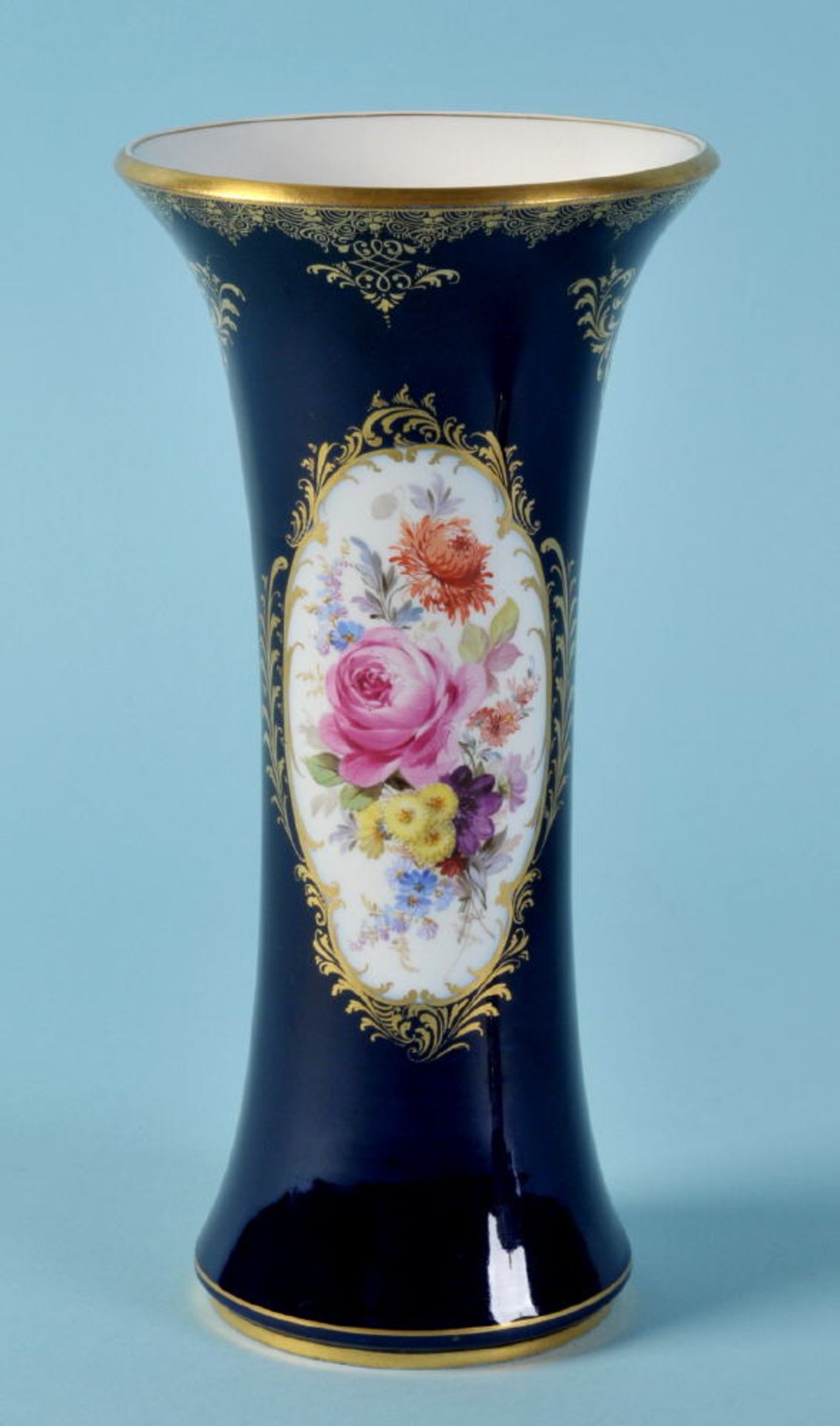 Vase "Schwerter Meissen"Porzellan, handbemalt, teilw. königsblaue Glasur, 2 Kartuschen mit Blumen-