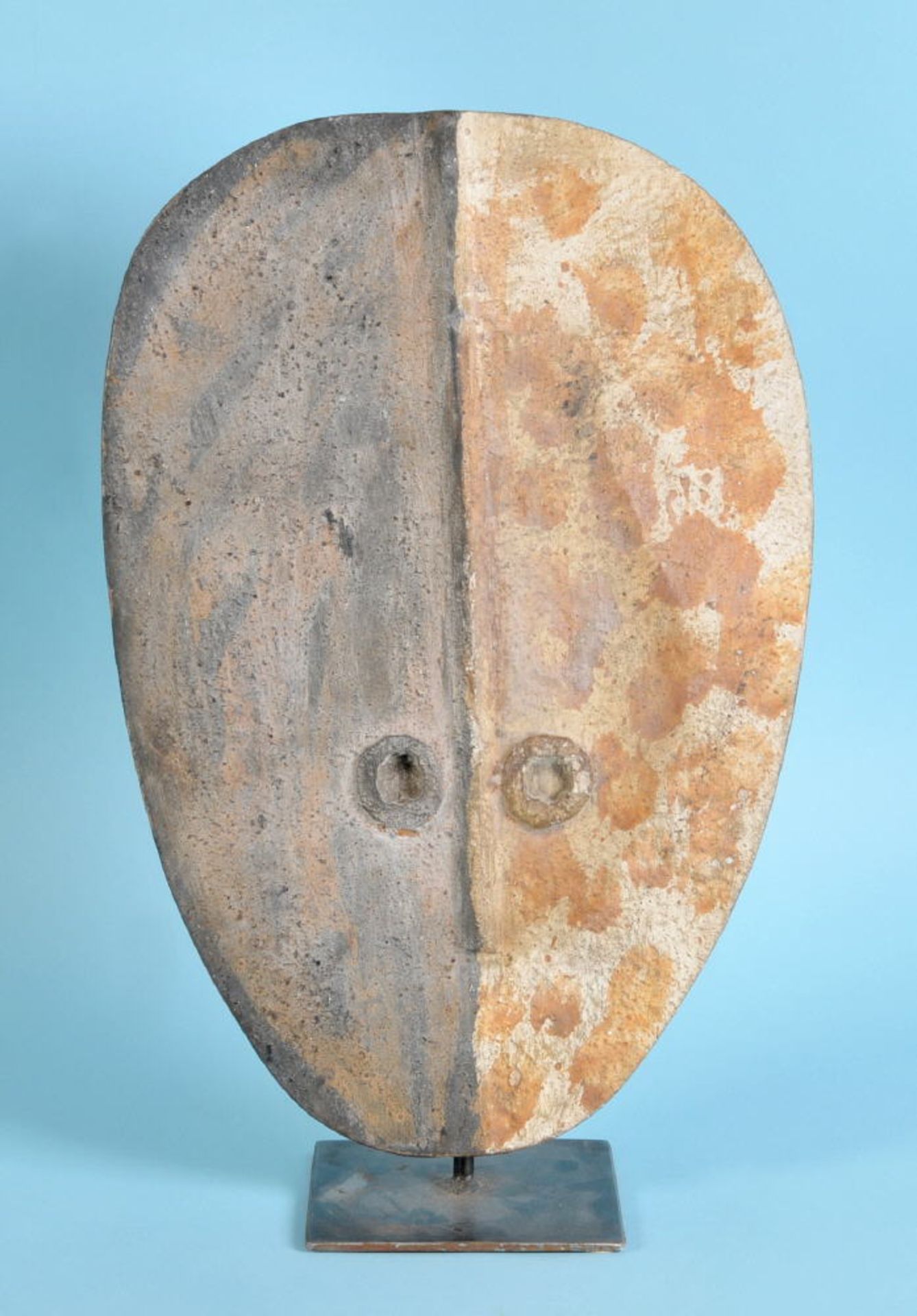 Afrikanische MaskenskulpturHolz, farbig gefasst, auf Metallständer, H= 42 cm, wohl Gabun