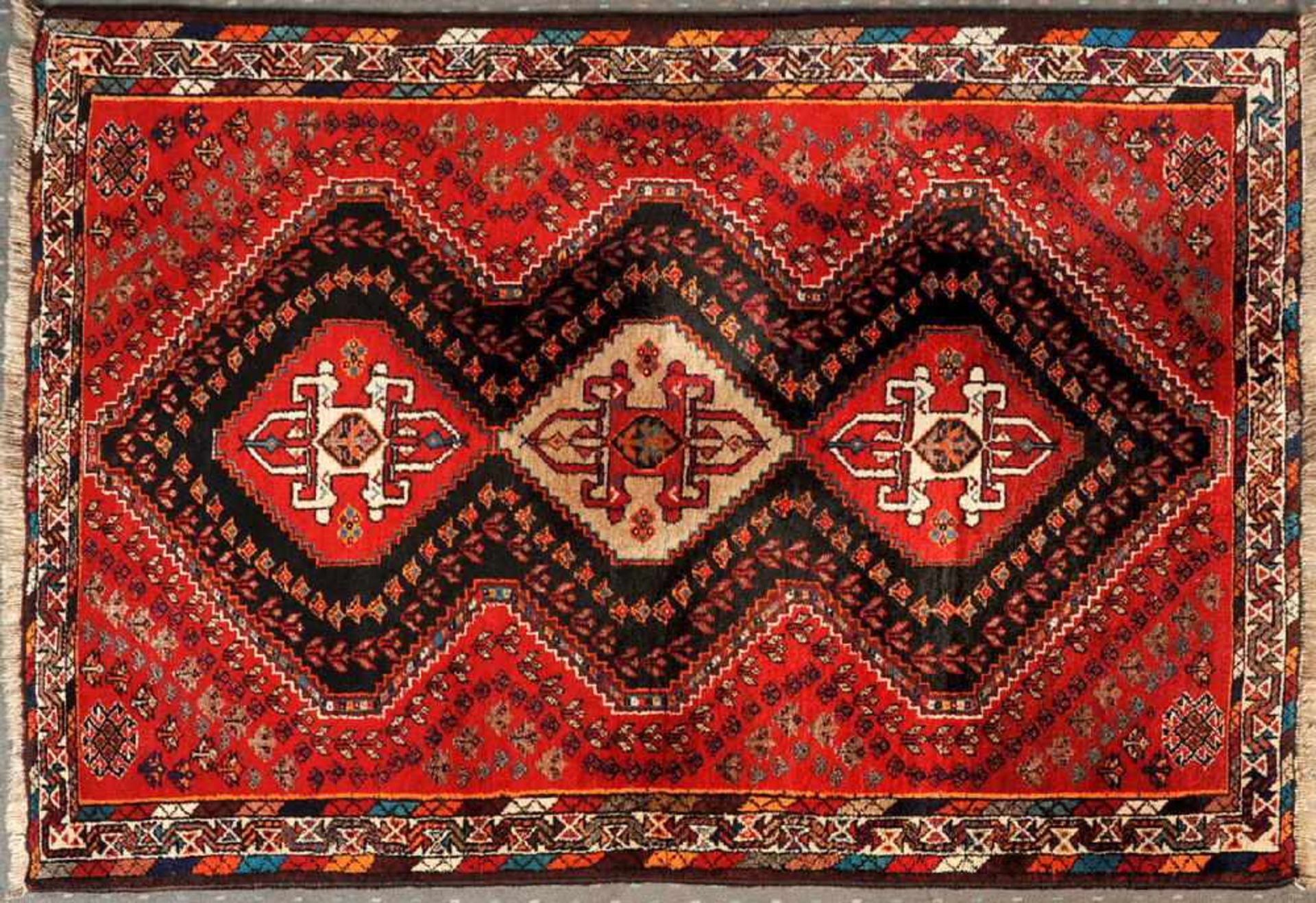 Ghaschgai, Persien, 112 x 176 cmälter, Wolle, dunkelblau-/rotgrundig, 3 fortlaufende Treppenrauten-