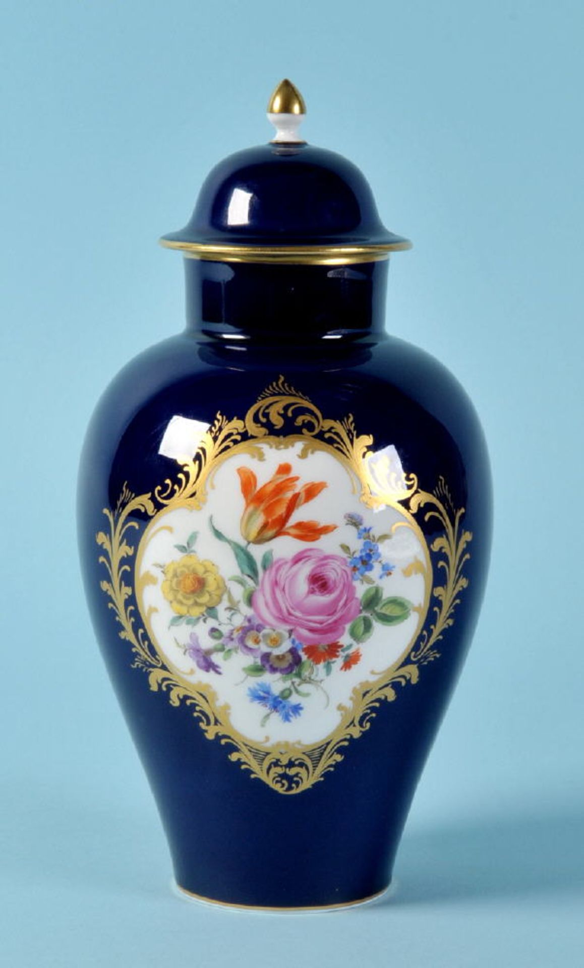 Deckelvase "Schwerter Meissen"Porzellan, handbemalt, königsblaue Glasur, 1 Kartusche mit Blumen-