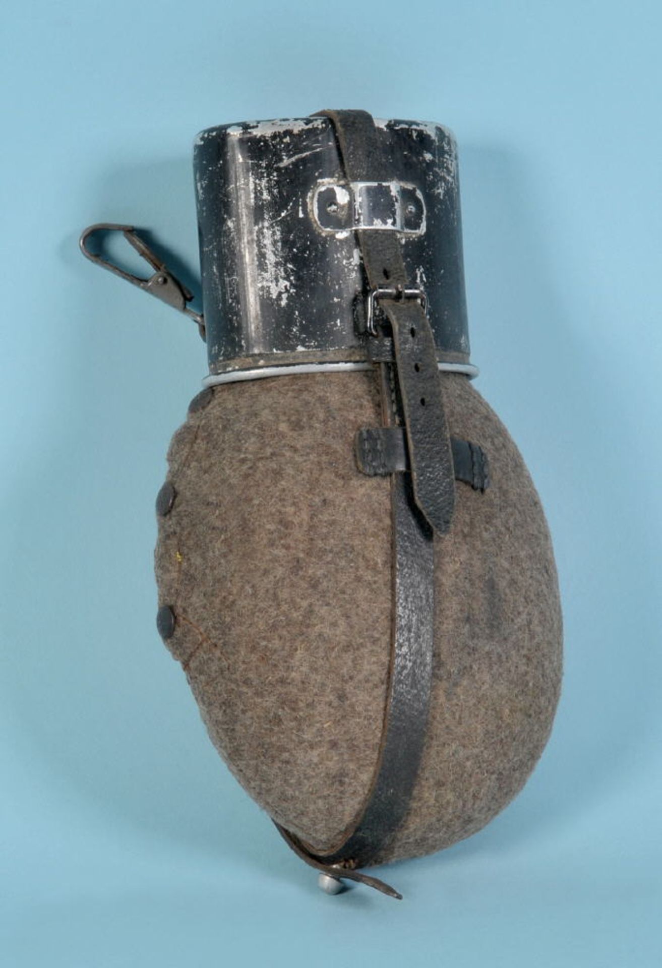 FeldflascheBlech/Filz, Schraubverschluss, mit Lederriemen, H= 27 cm