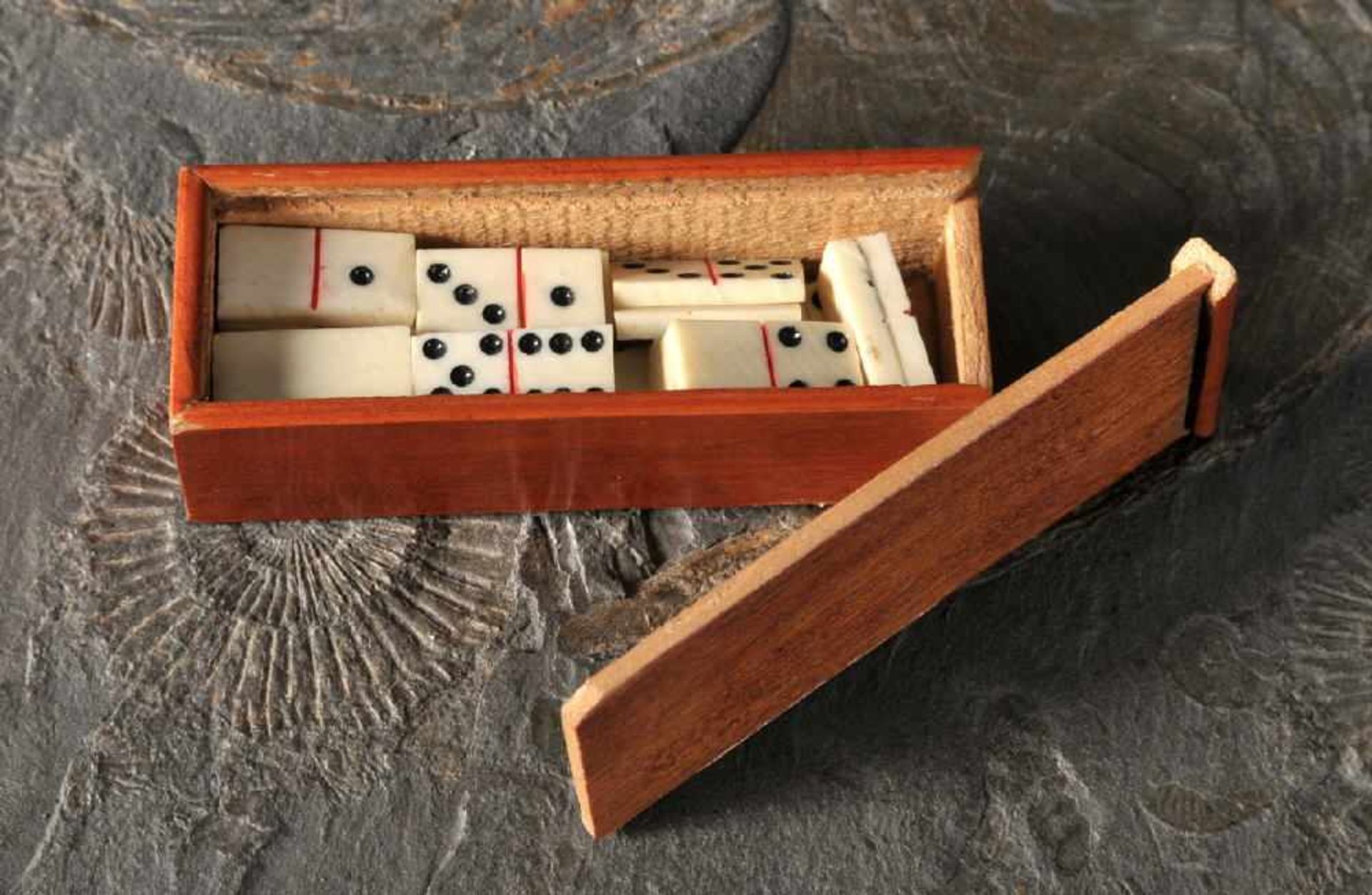 Miniatur-Dominospiel28 Spielplättchen Bein, in Holzschatulle, L= 6,5 cm